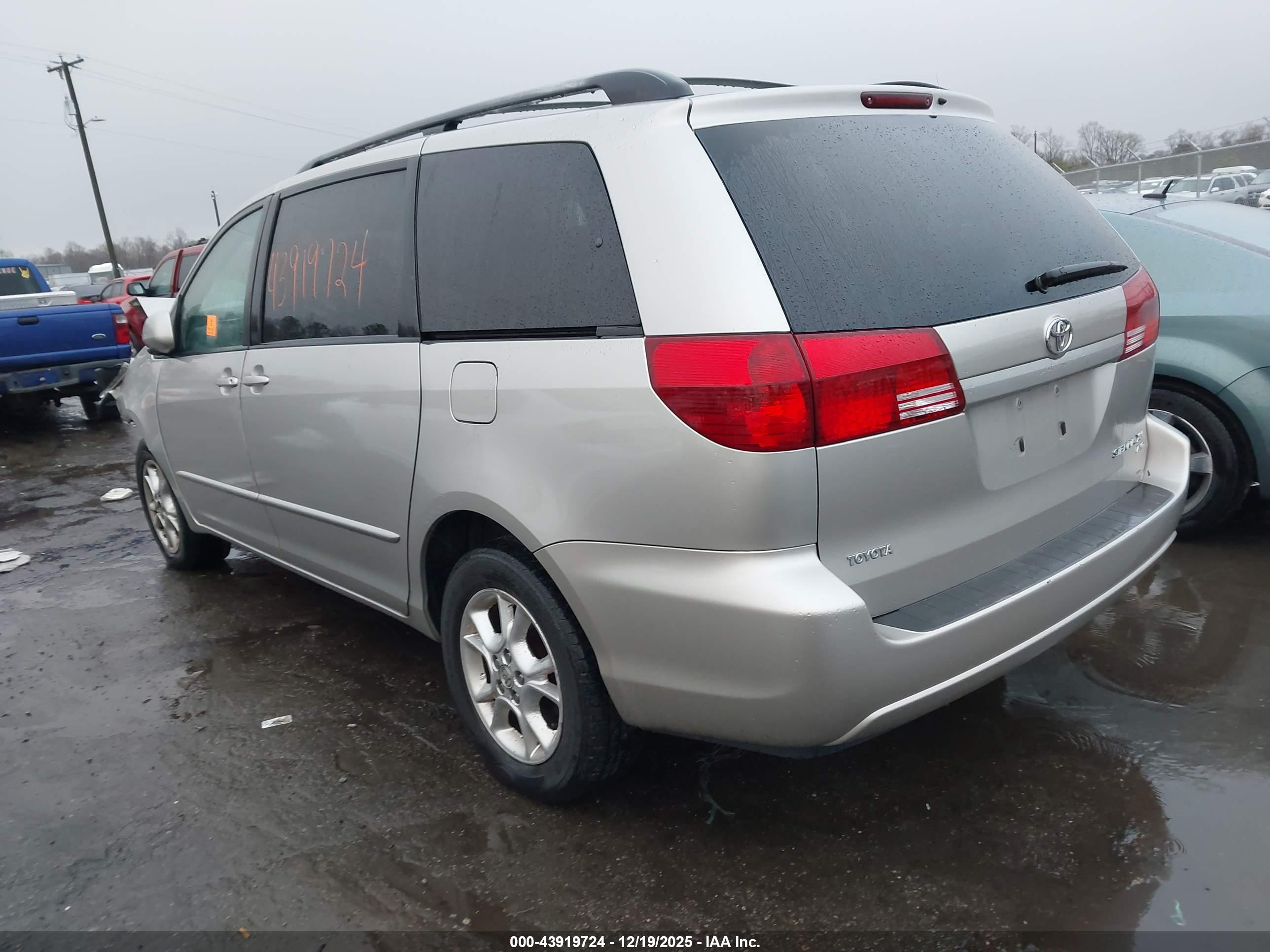 TOYOTA SIENNA image 3