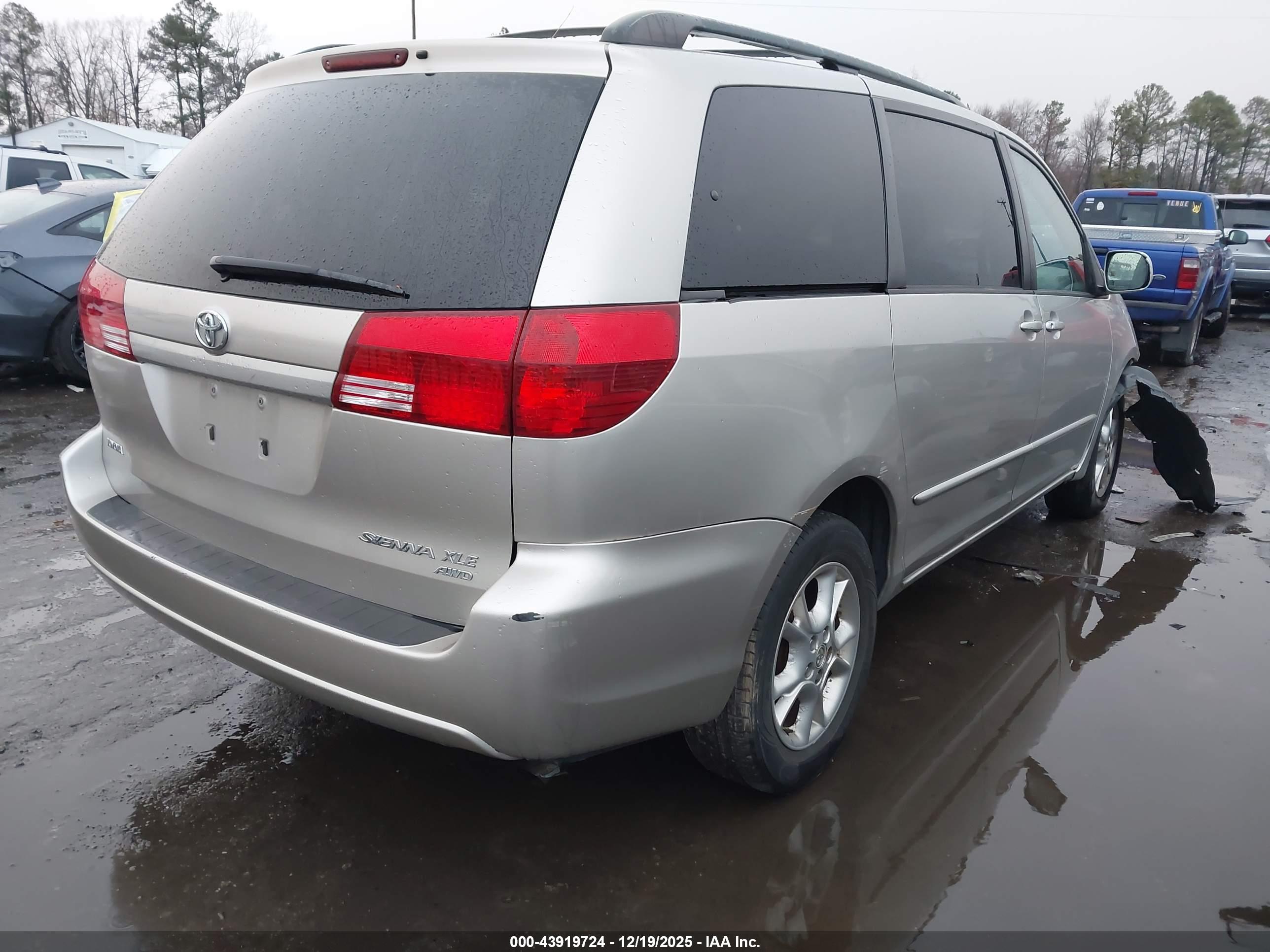 TOYOTA SIENNA image 4