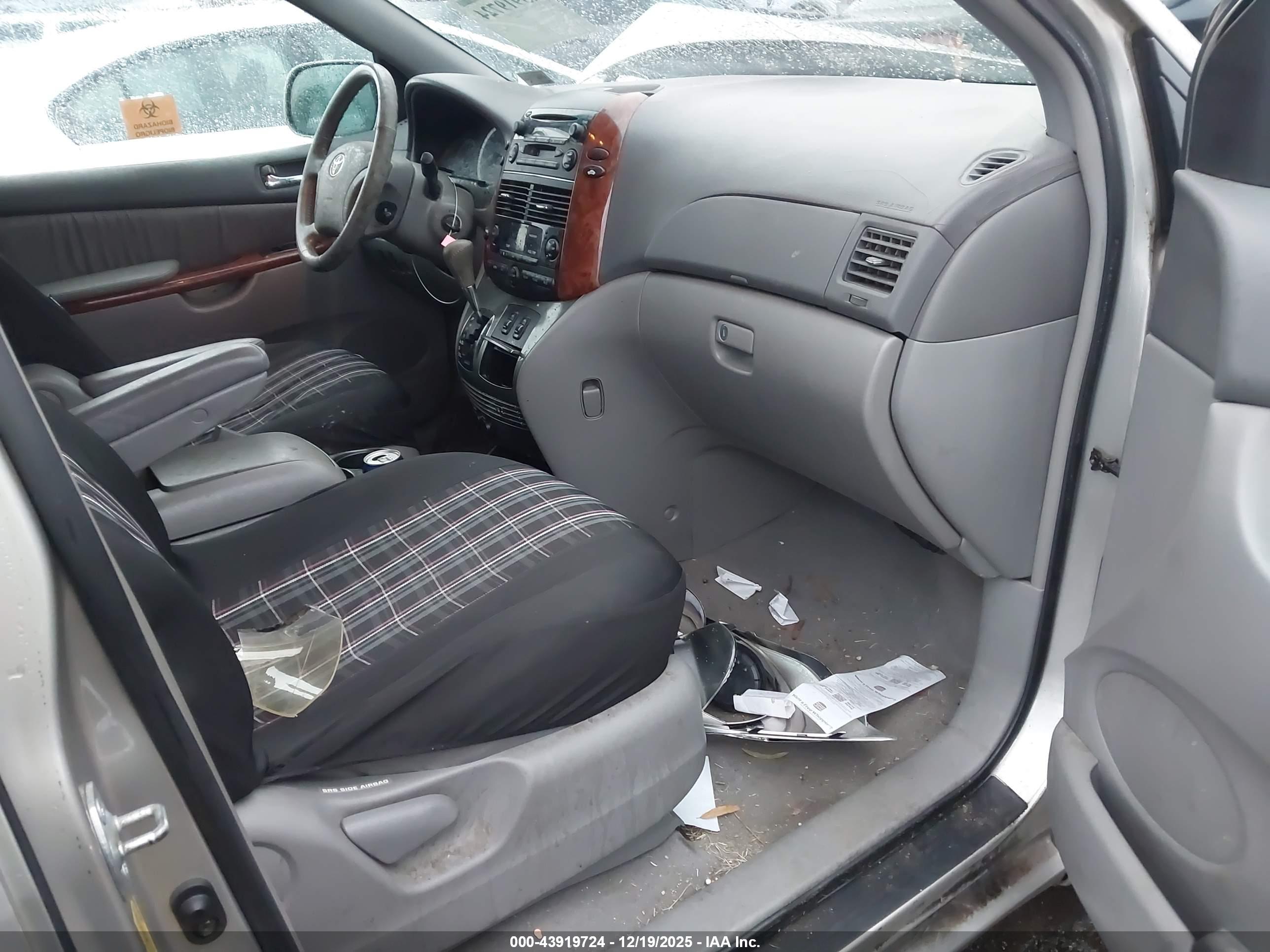 TOYOTA SIENNA image 5