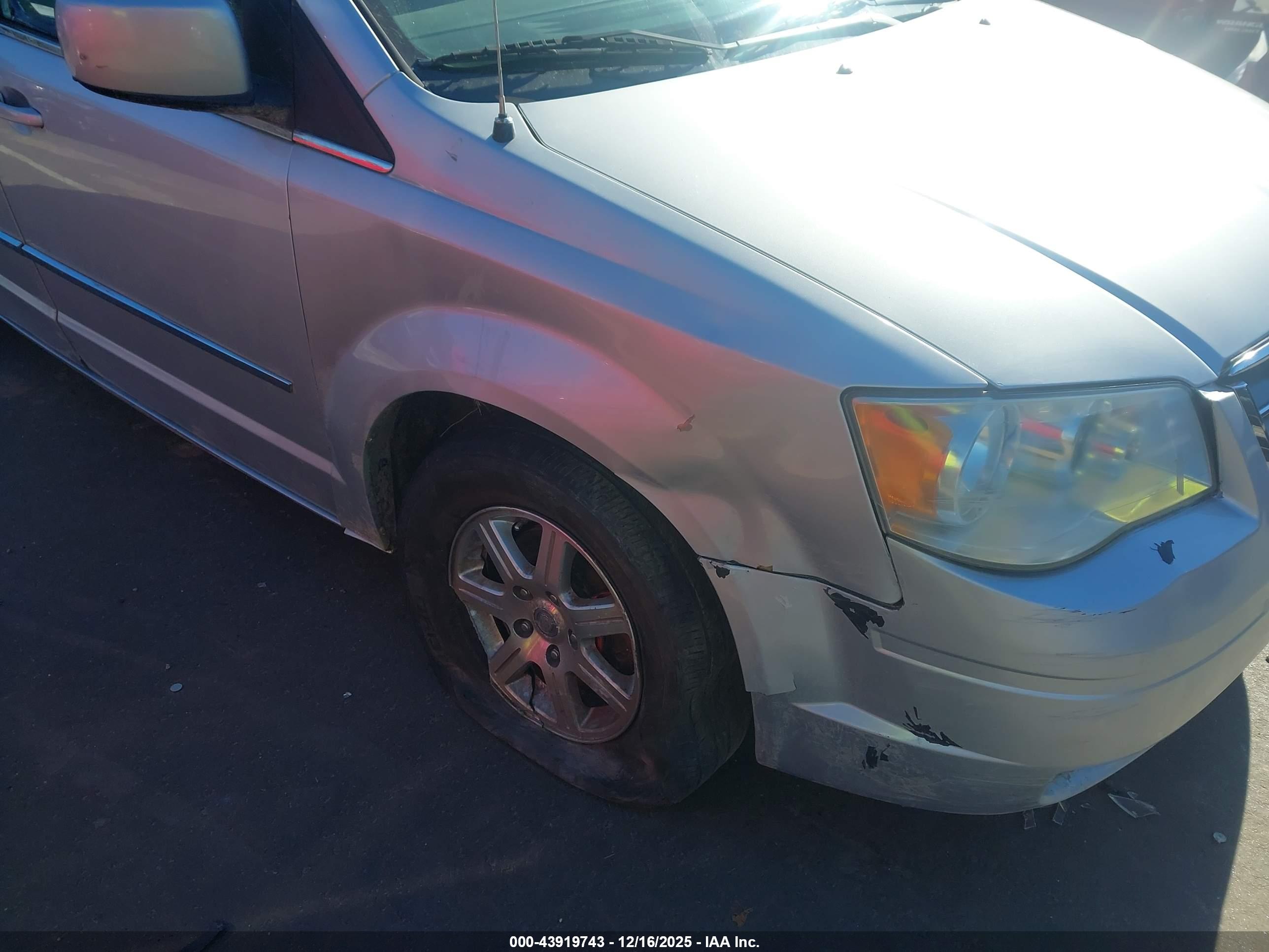 CHRYSLER TOWN image 6