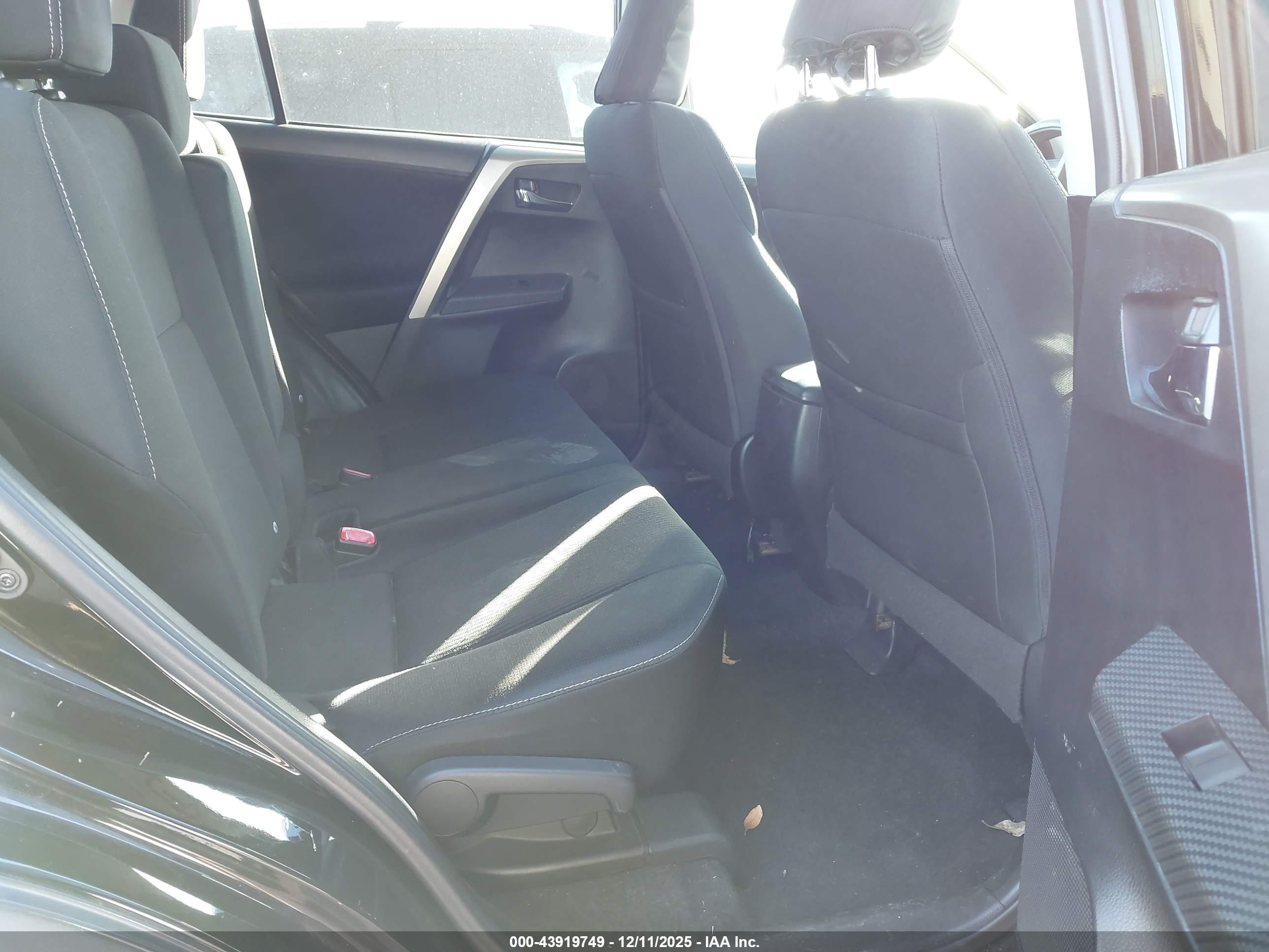 TOYOTA RAV4 image 8