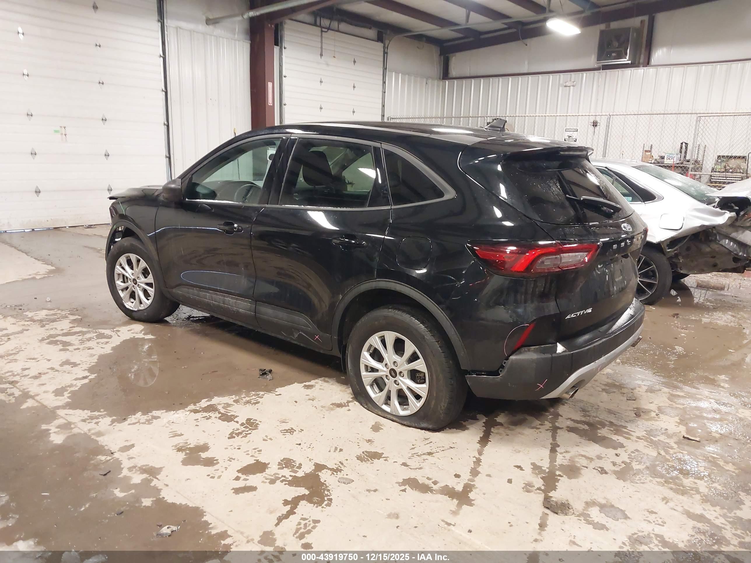 FORD ESCAPE image 3