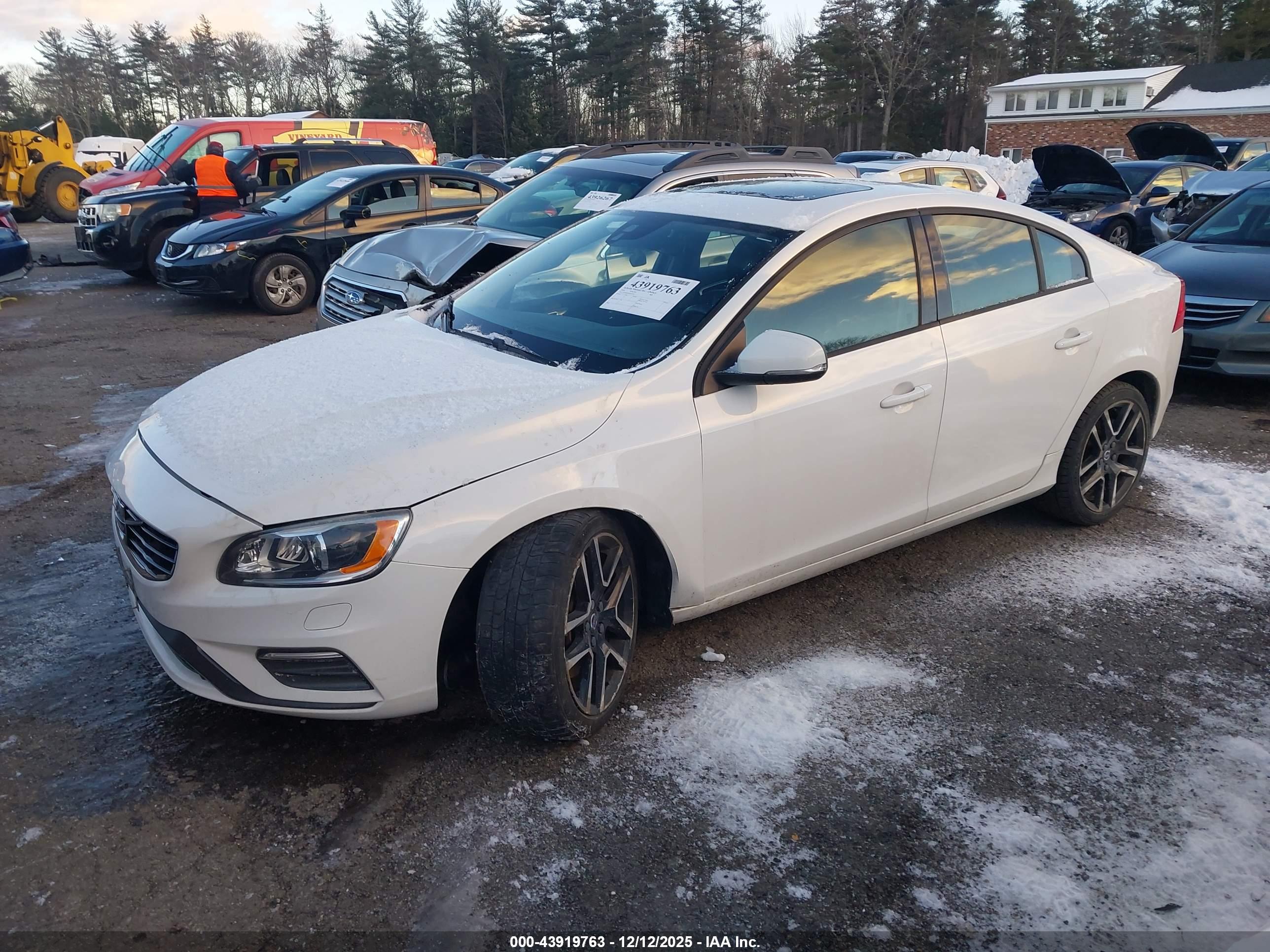 VOLVO S60 image 2