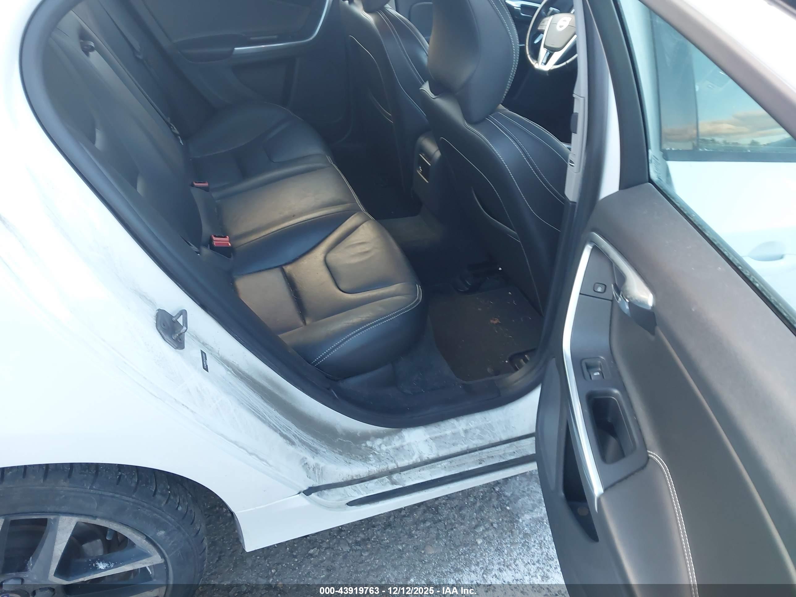 VOLVO S60 image 8