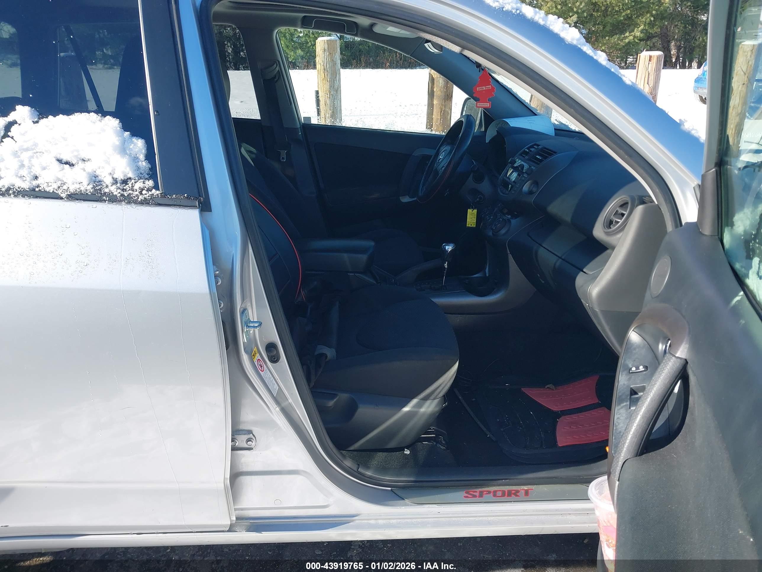 TOYOTA RAV4 image 5
