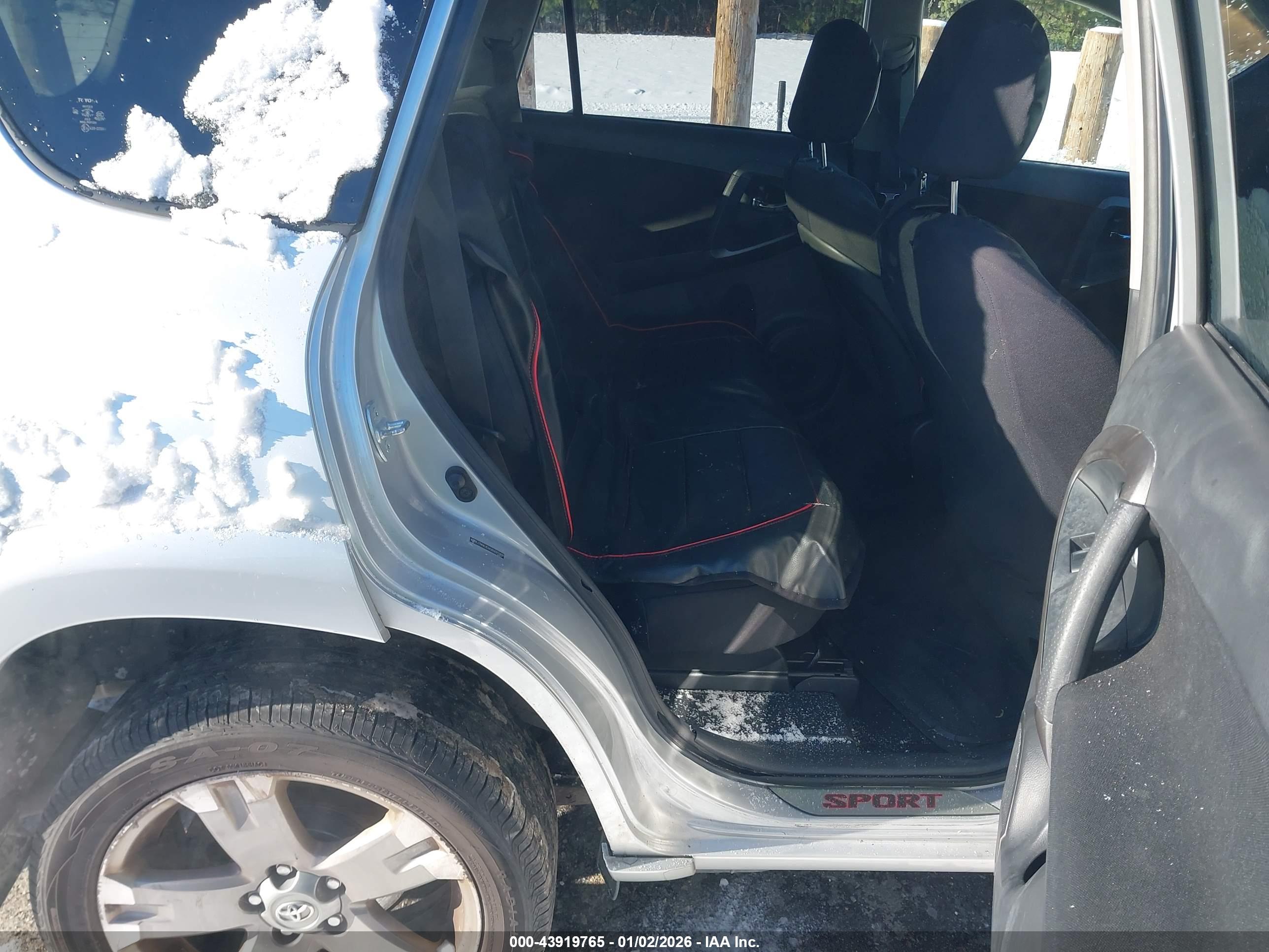 TOYOTA RAV4 image 8