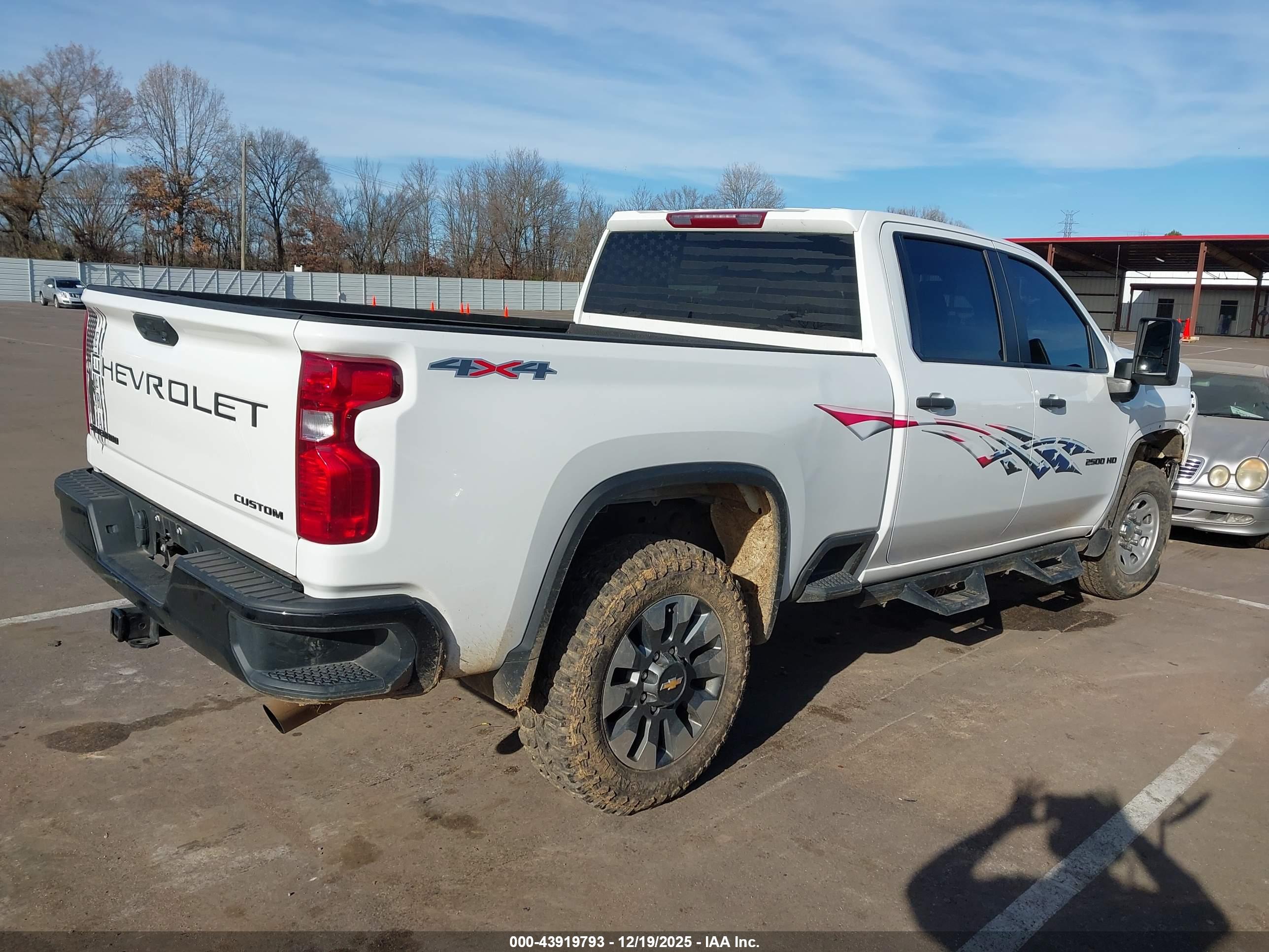 CHEVROLET SILVERADO image 4