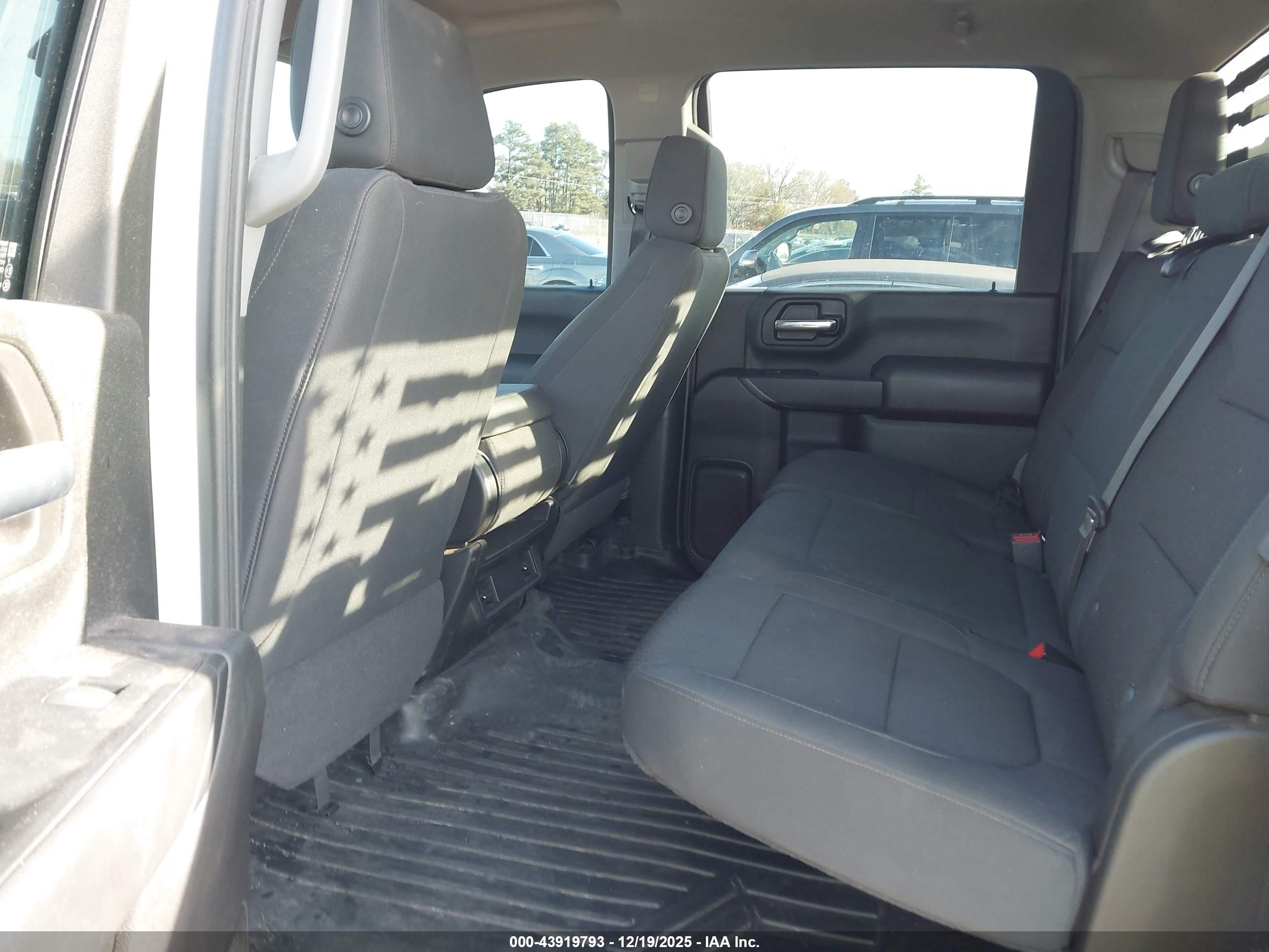 CHEVROLET SILVERADO image 8