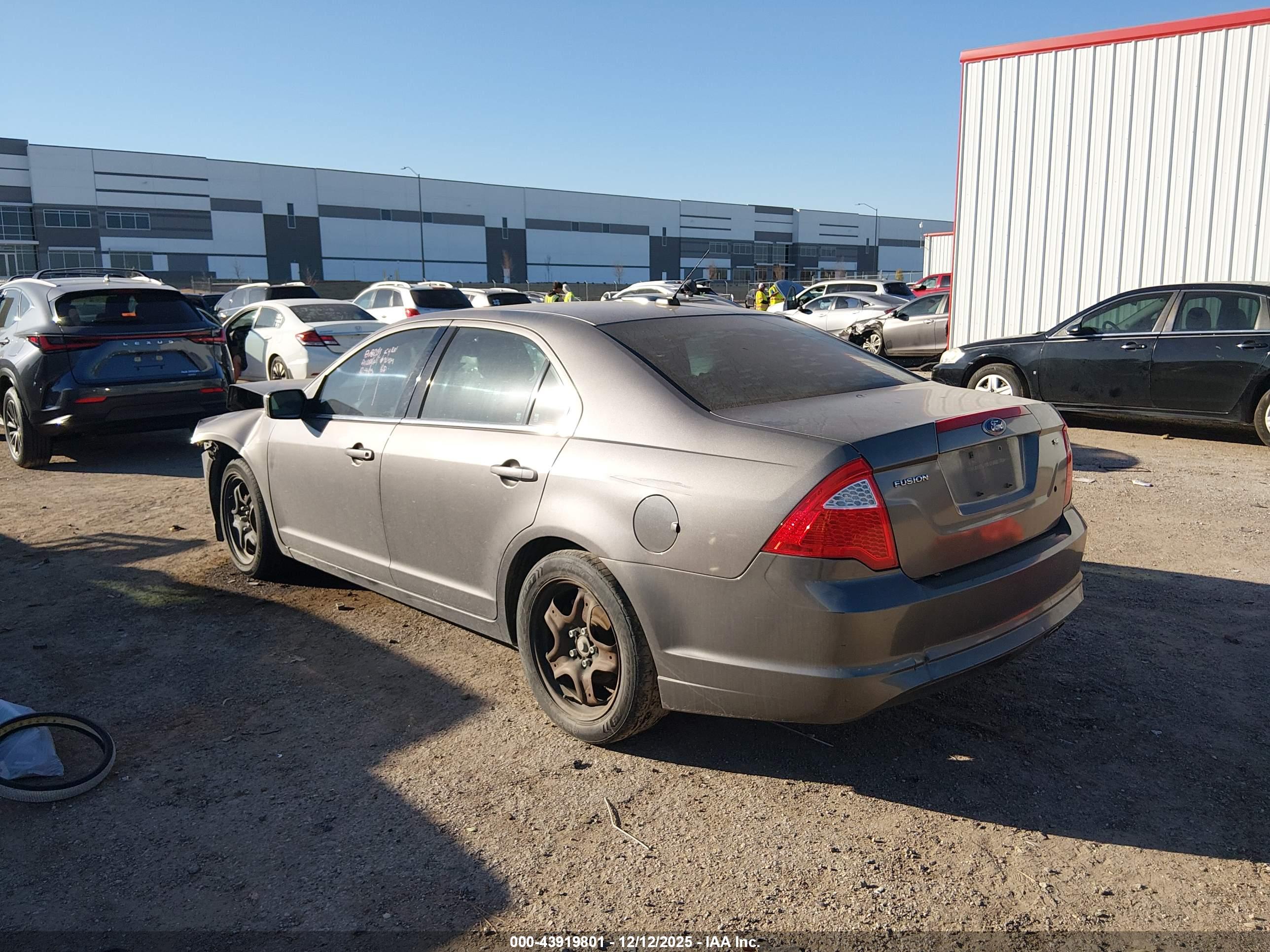 FORD FUSION image 3