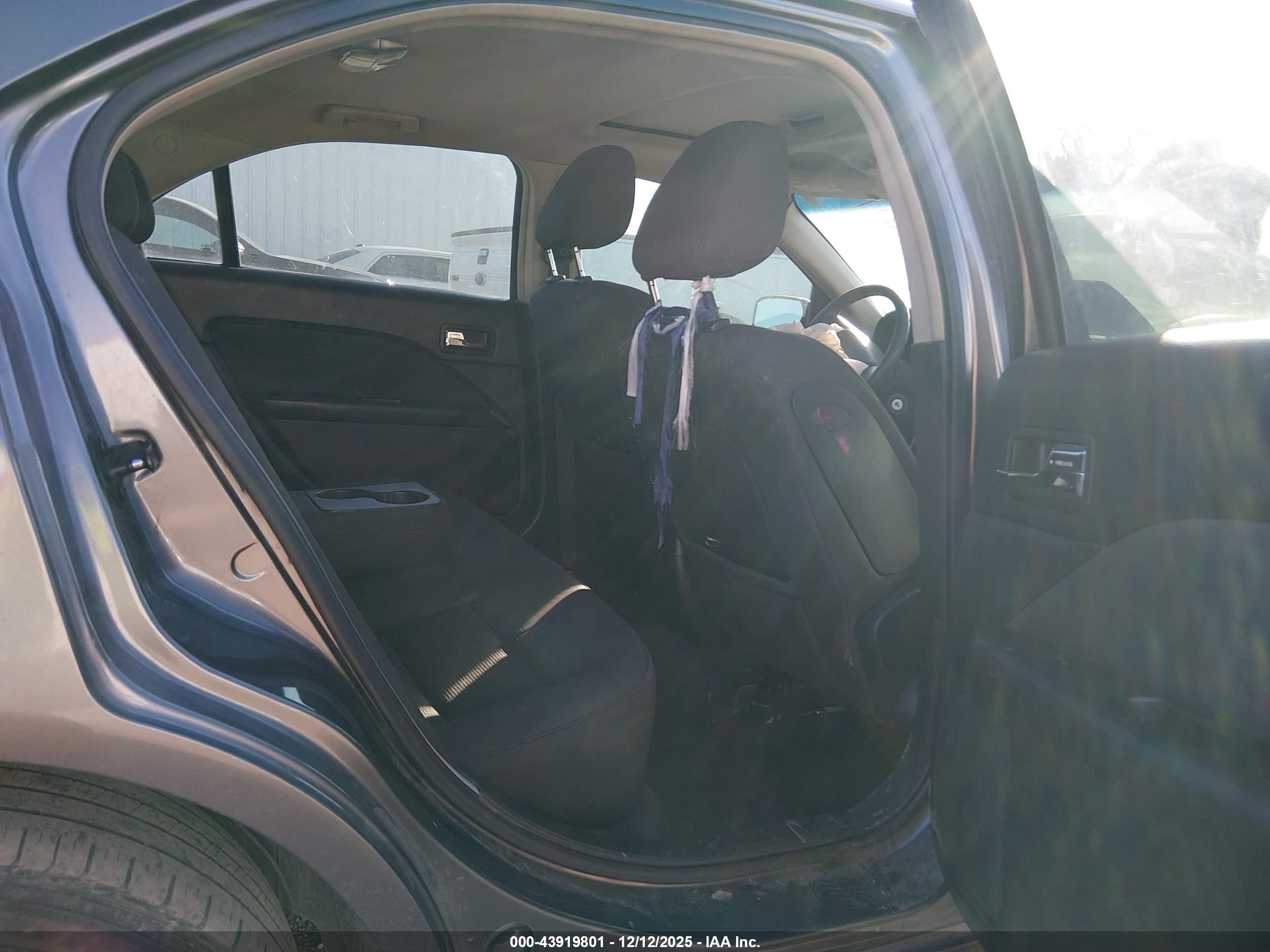 FORD FUSION image 8