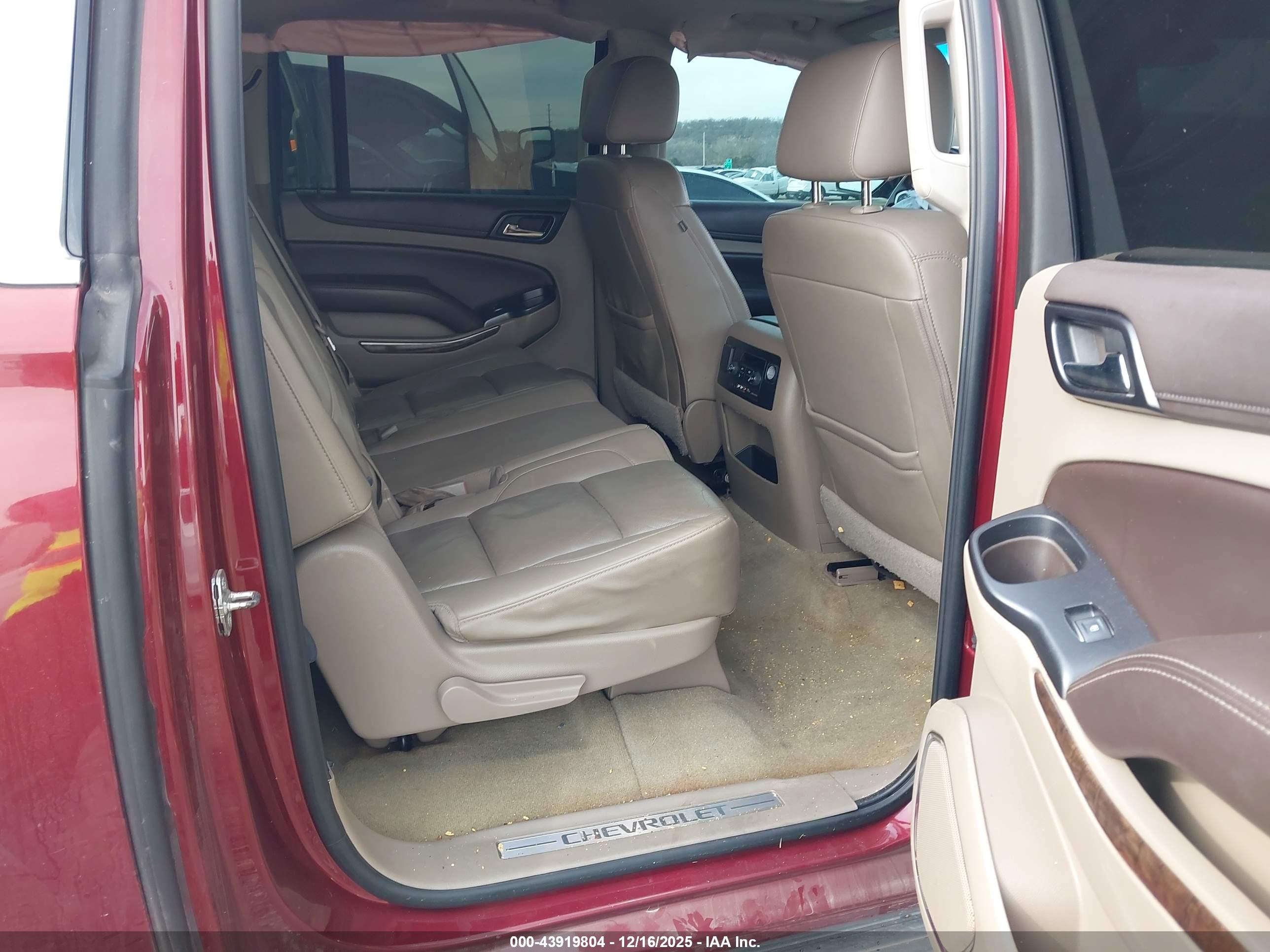 CHEVROLET SUBURBAN image 8