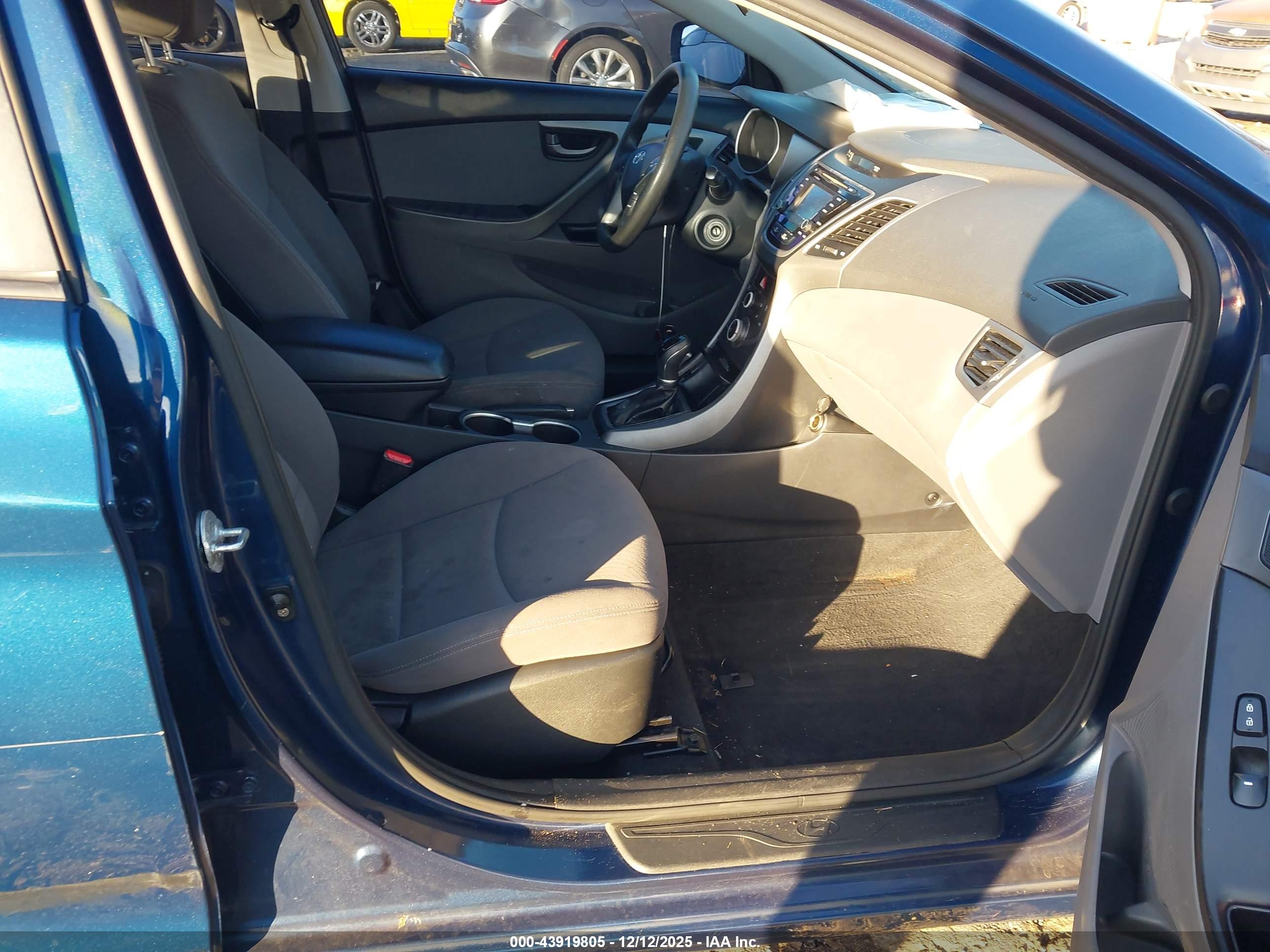 HYUNDAI ELANTRA image 5