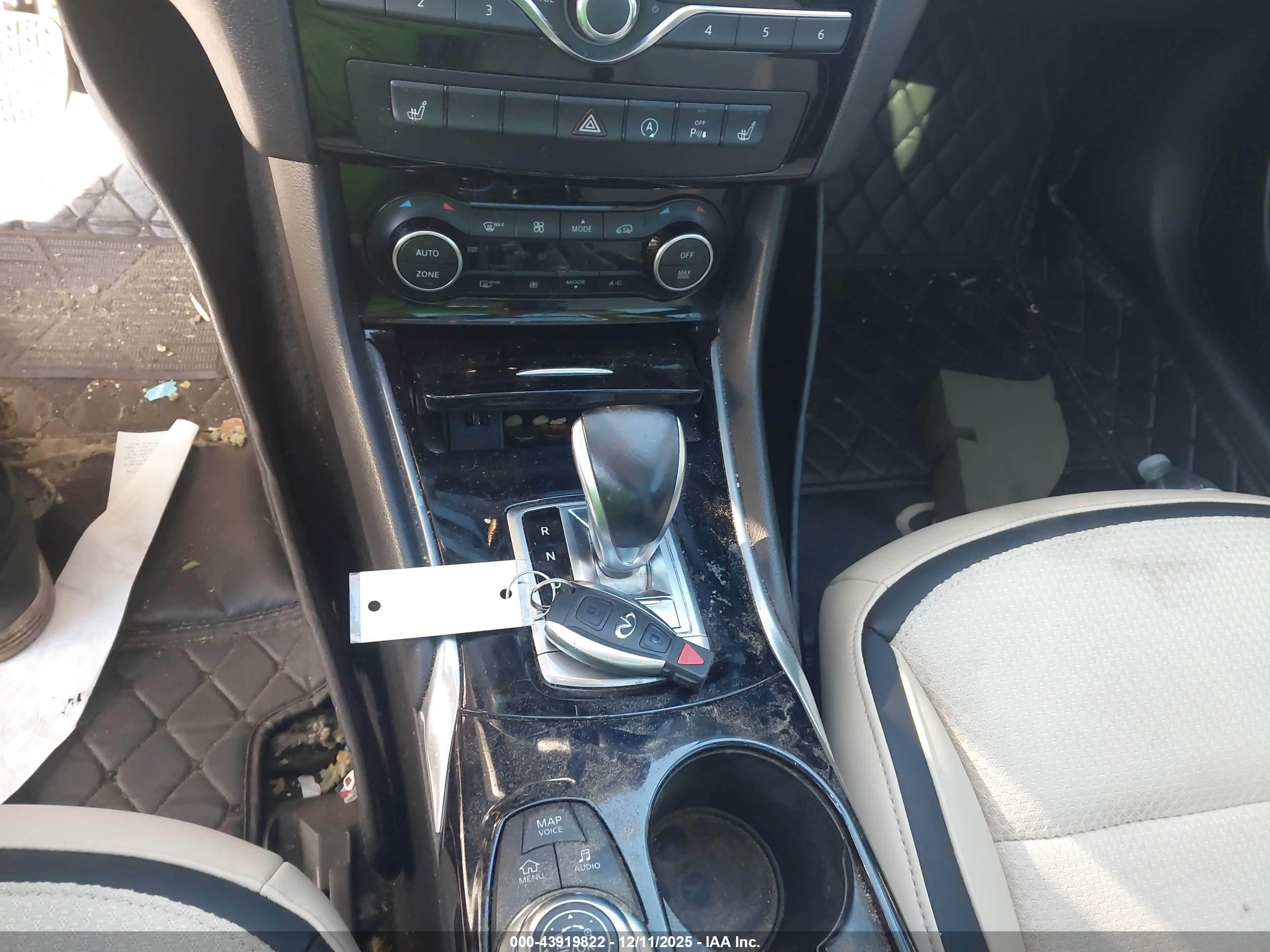 INFINITI QX30 image 11