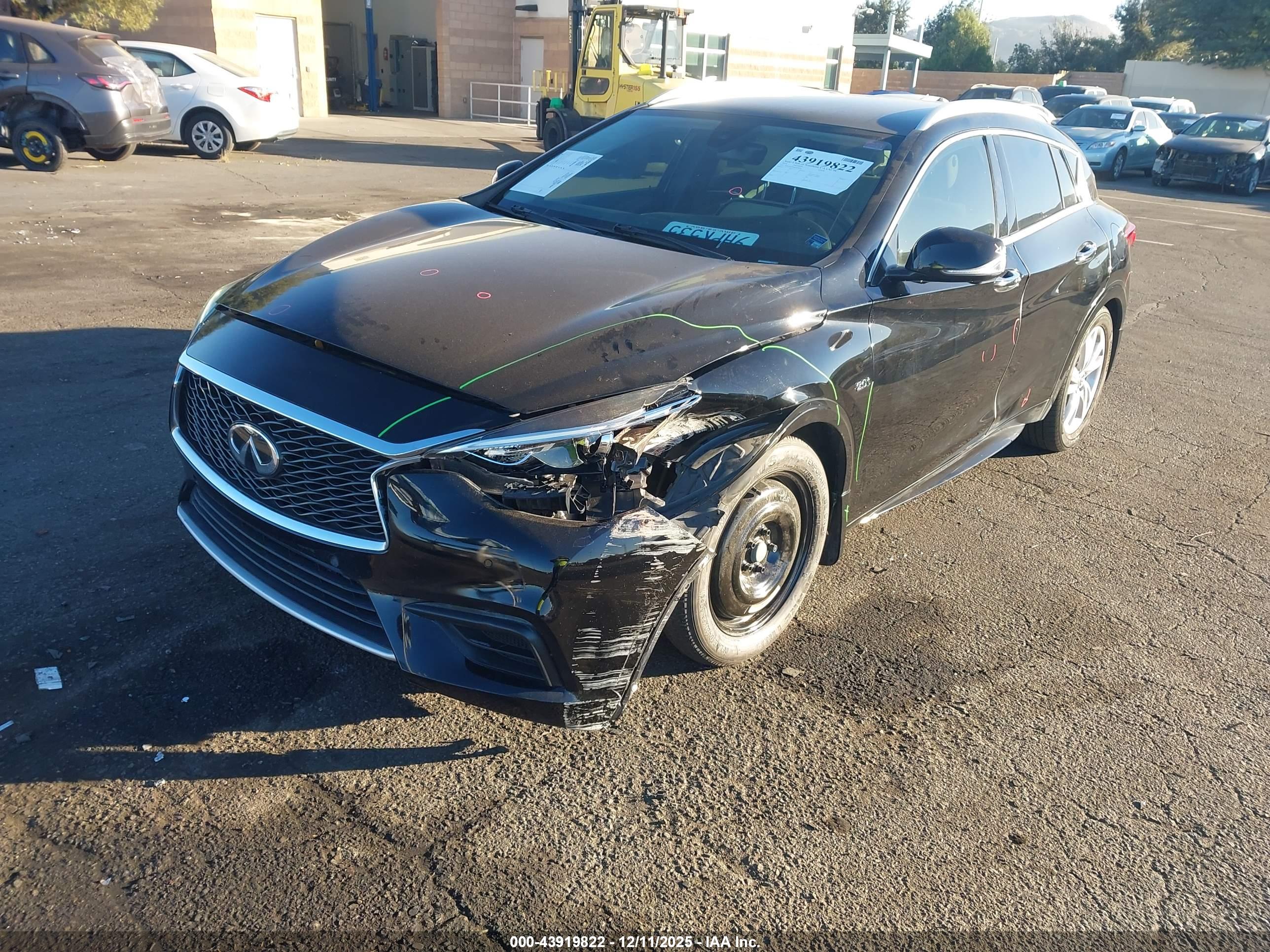 INFINITI QX30 image 2