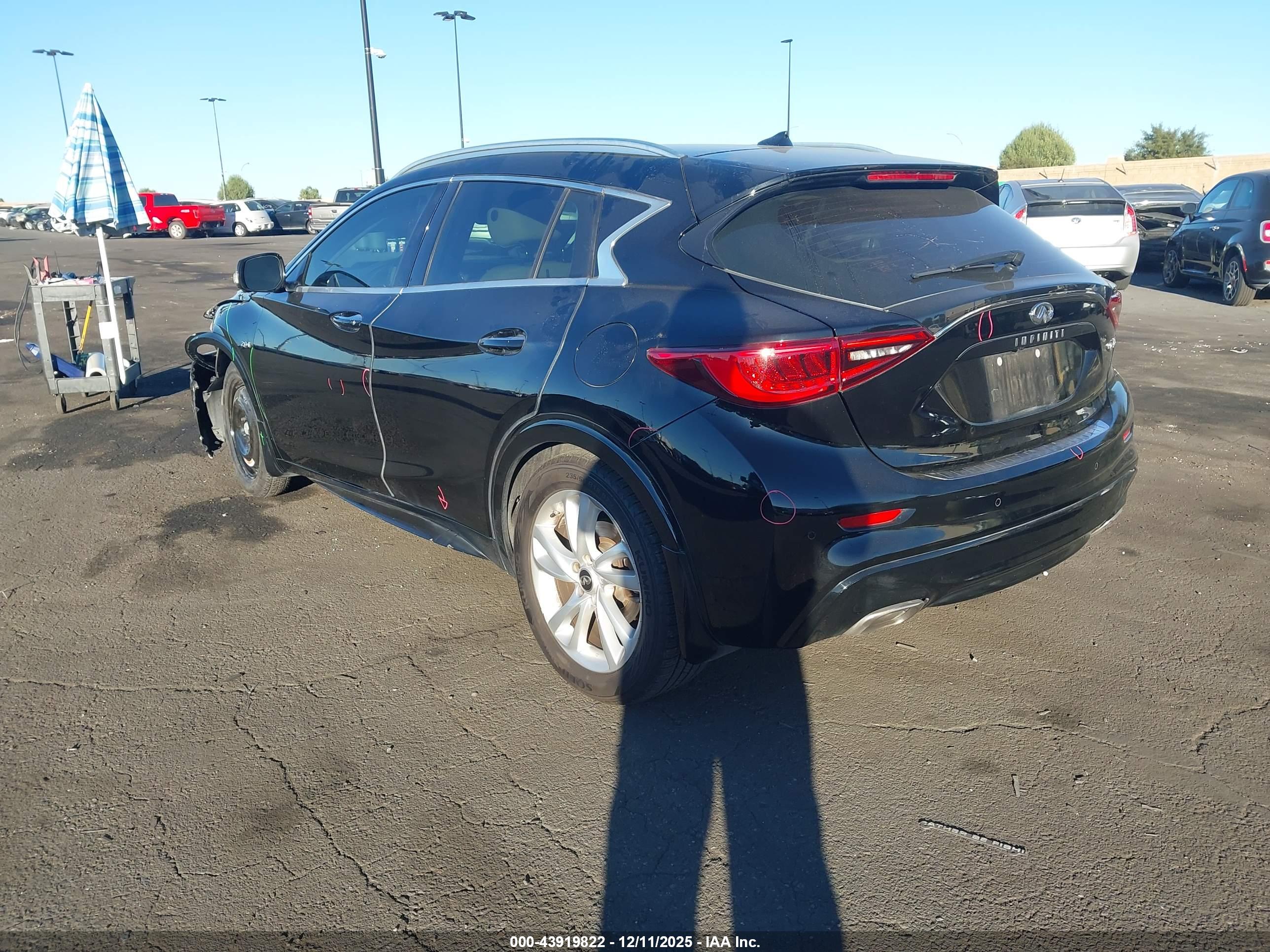 INFINITI QX30 image 3