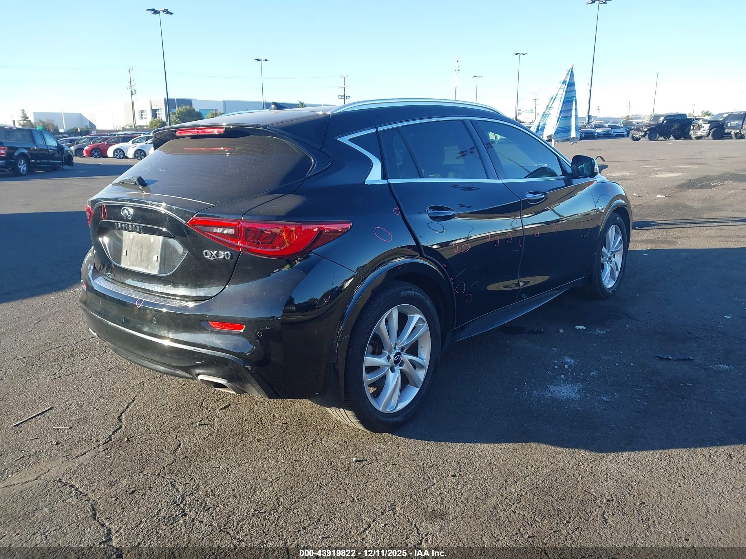 INFINITI QX30 image 4
