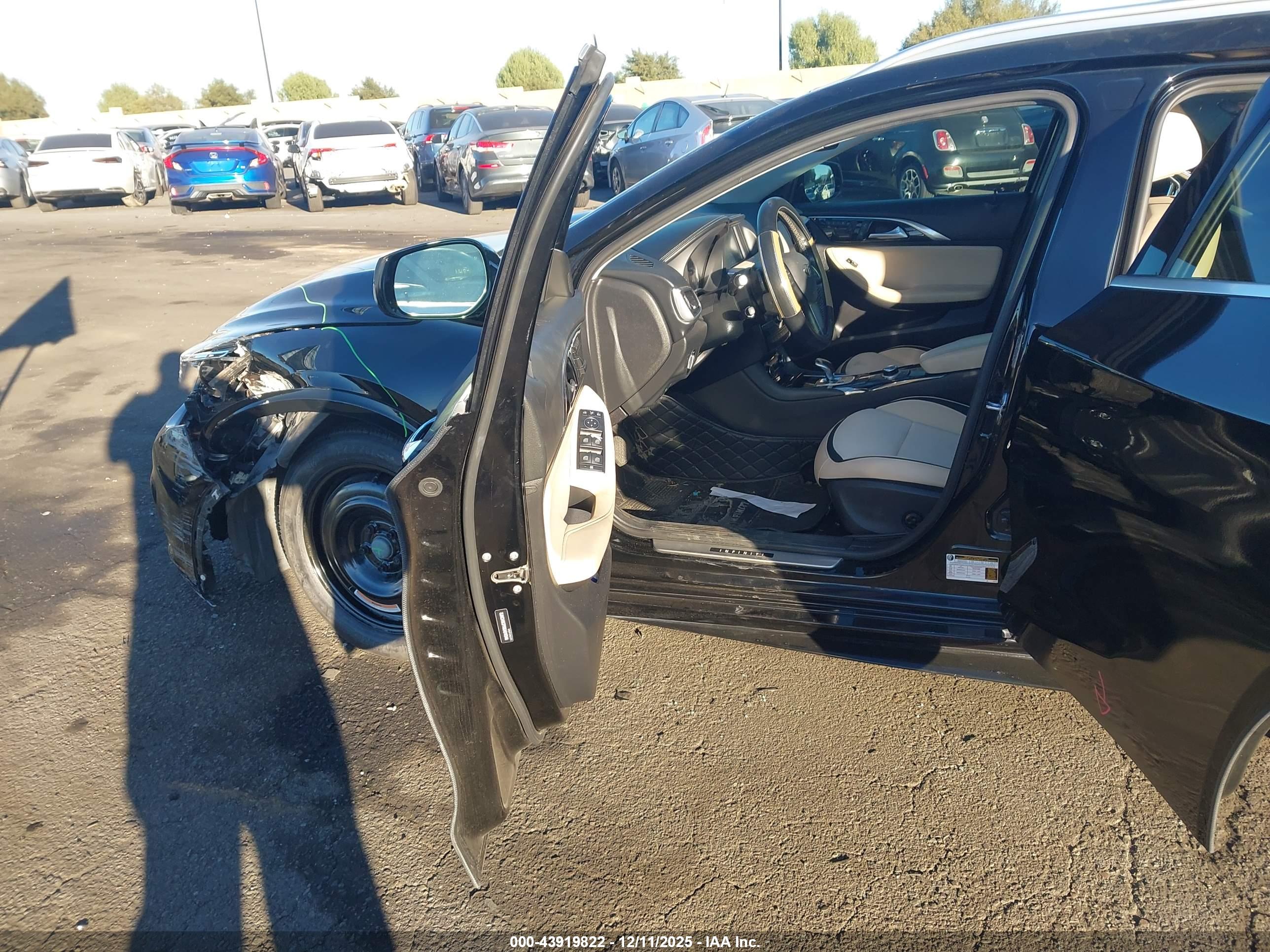 INFINITI QX30 image 5