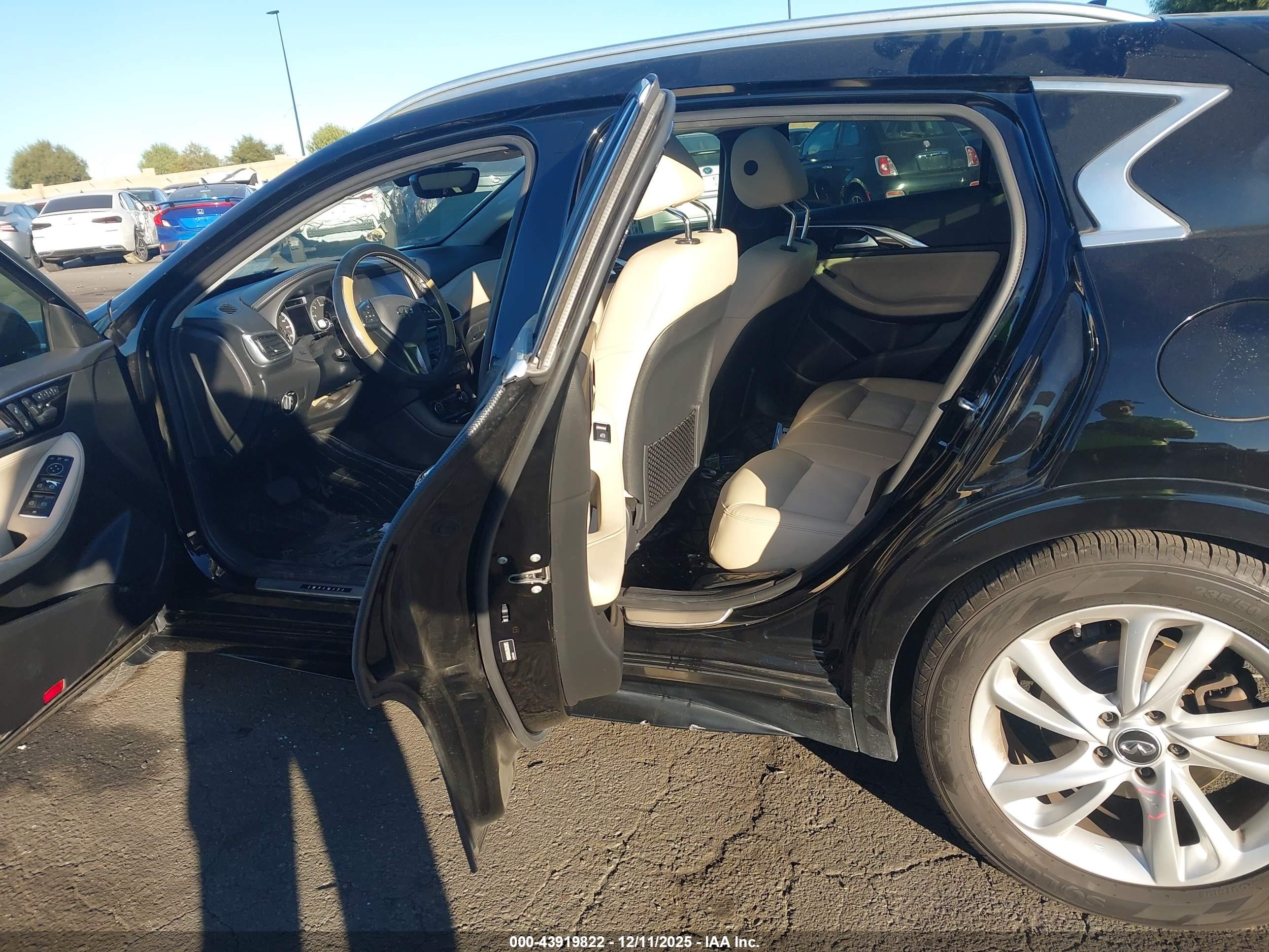 INFINITI QX30 image 8