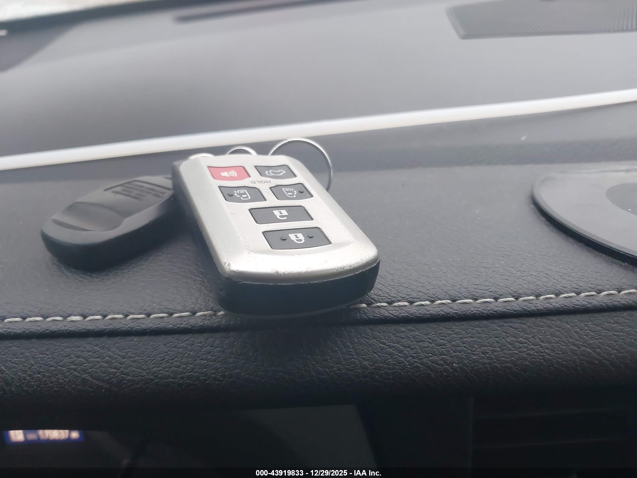 TOYOTA SIENNA image 11