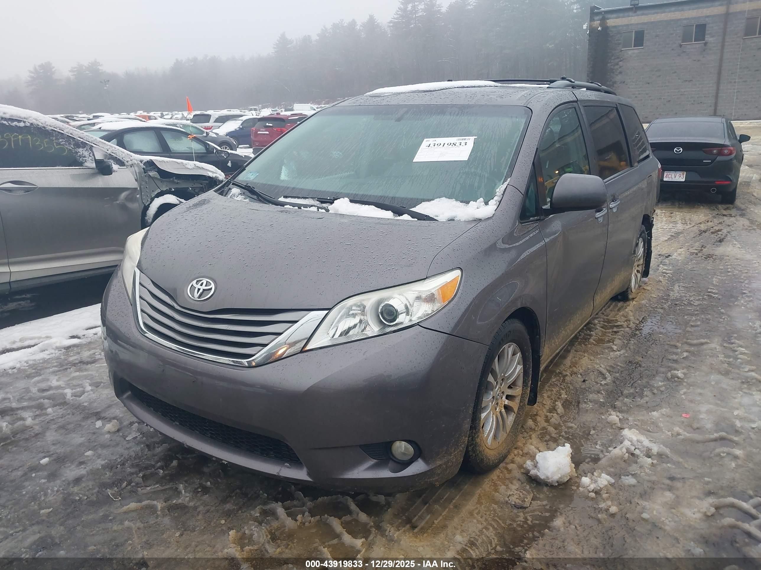 TOYOTA SIENNA image 2
