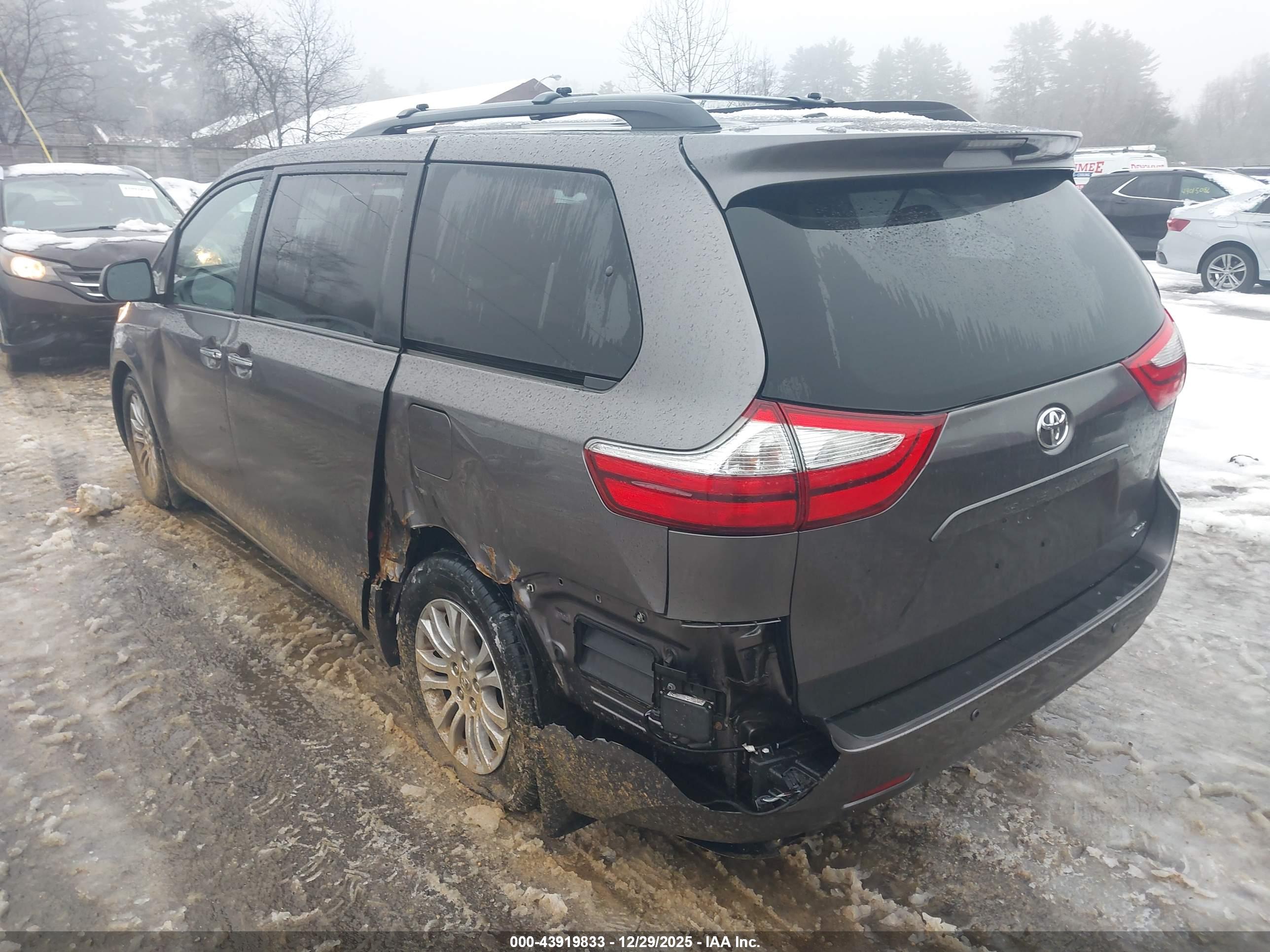 TOYOTA SIENNA image 3