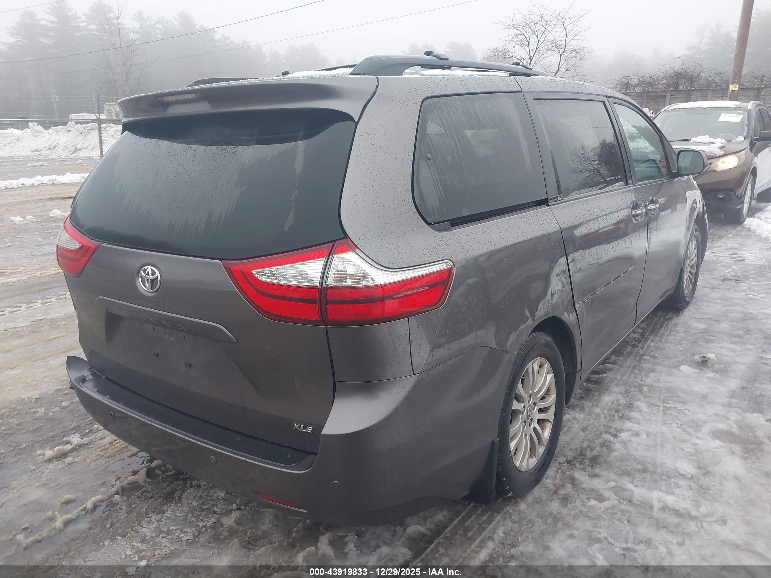 TOYOTA SIENNA image 4