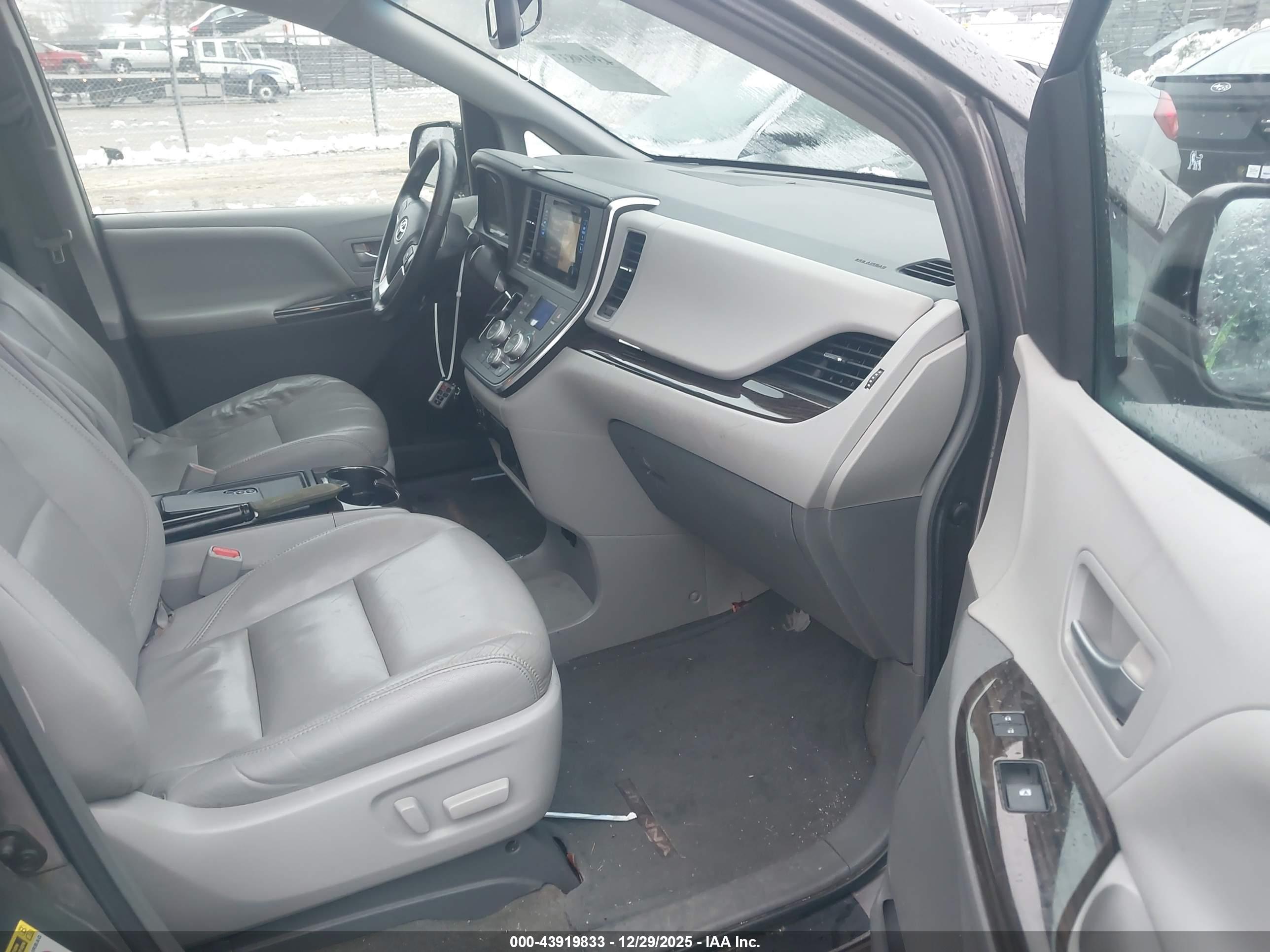 TOYOTA SIENNA image 5