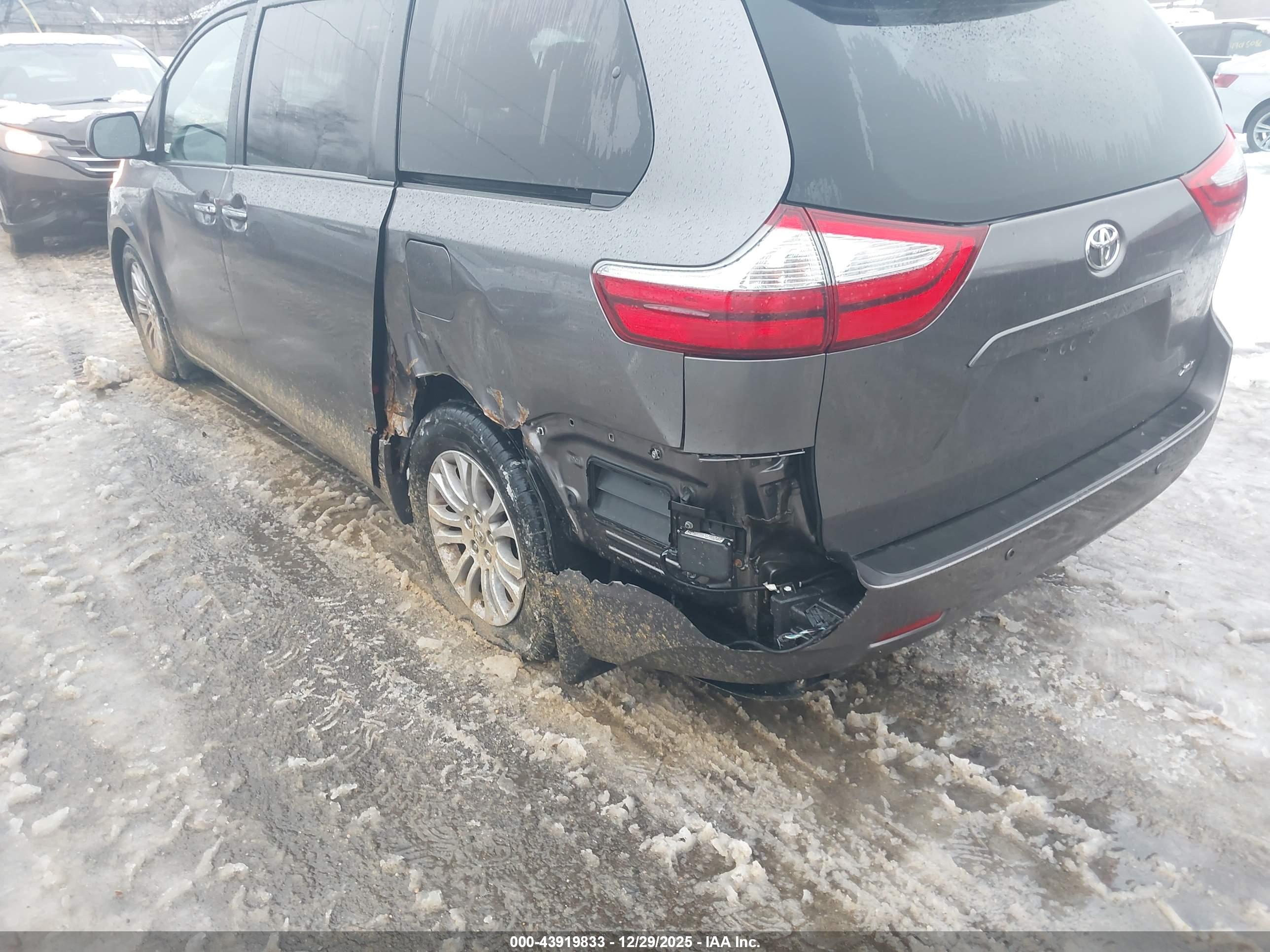 TOYOTA SIENNA image 6