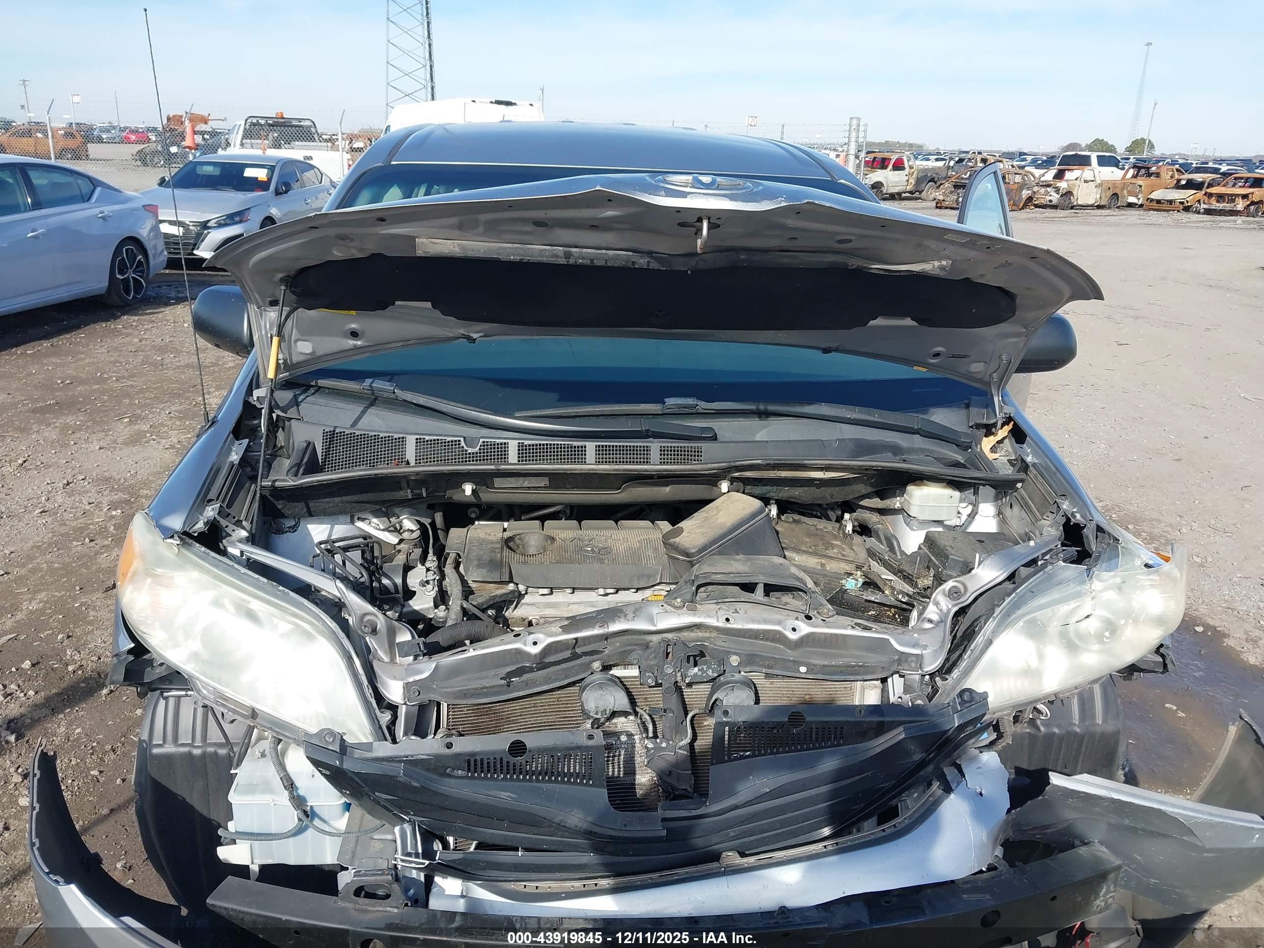 TOYOTA SIENNA image 10