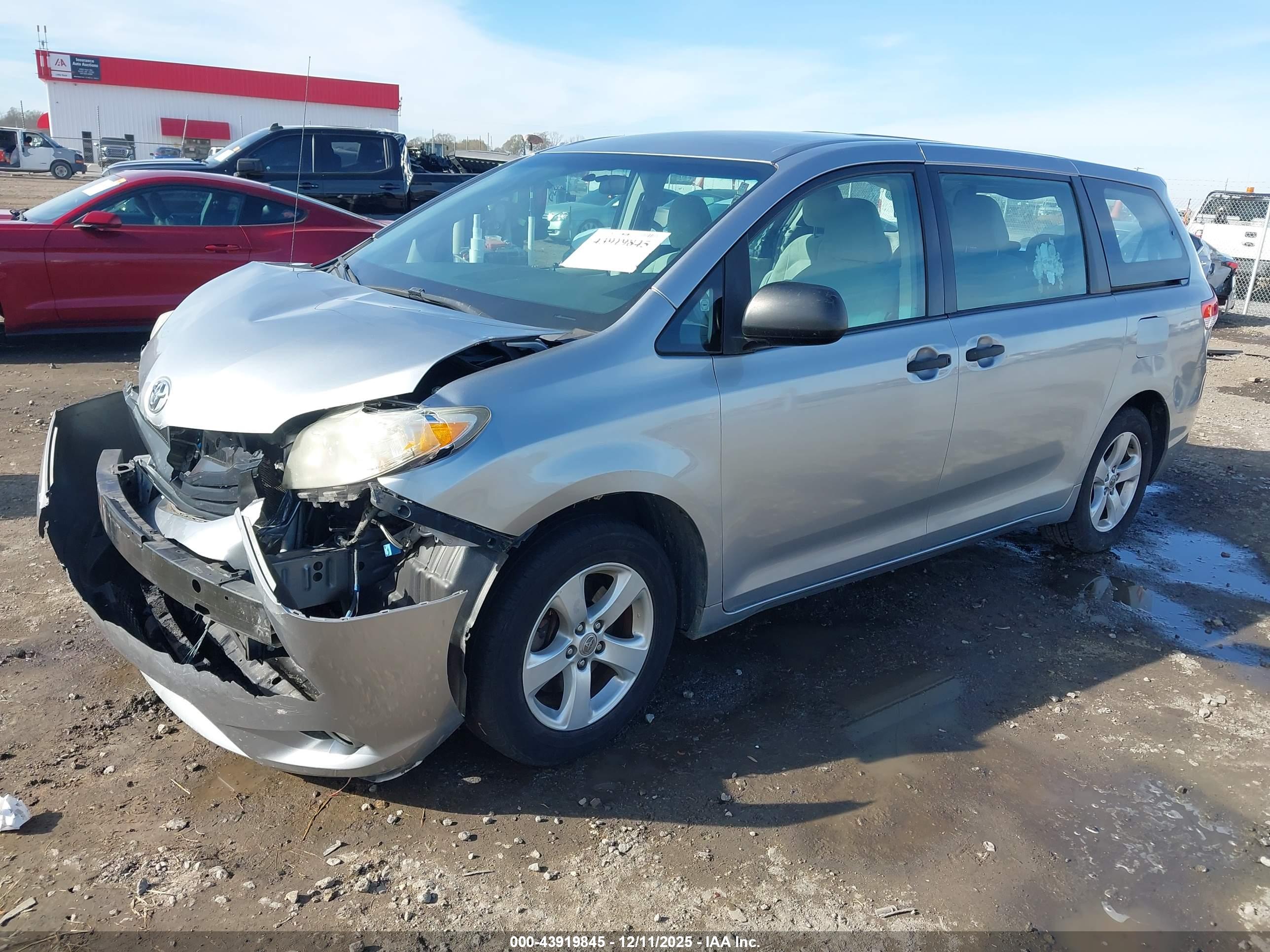 TOYOTA SIENNA image 2