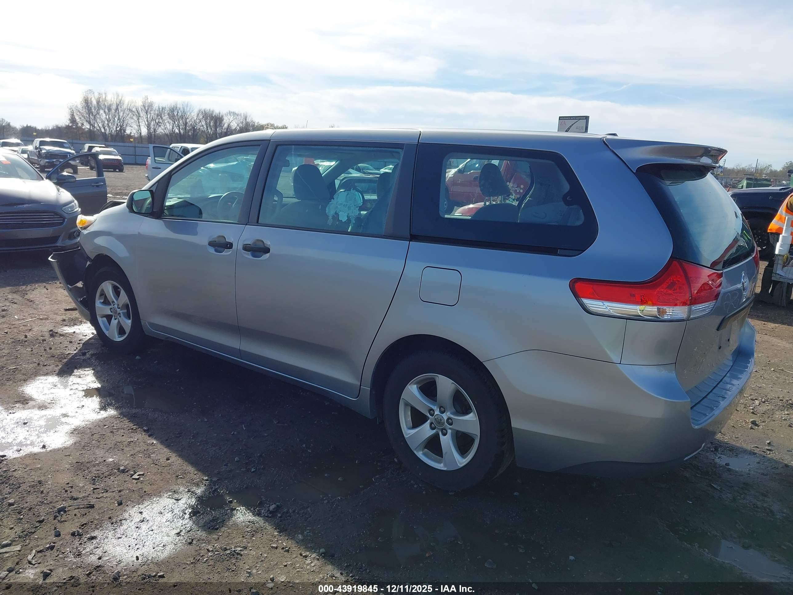 TOYOTA SIENNA image 3