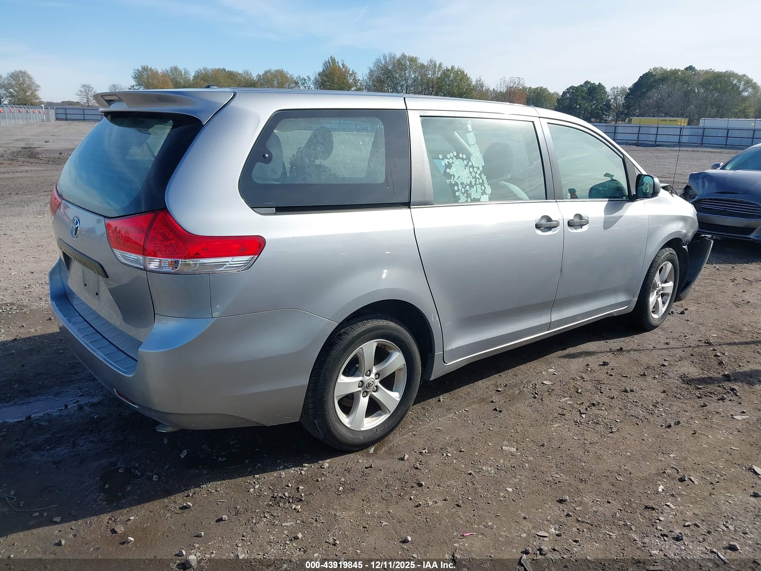 TOYOTA SIENNA image 4