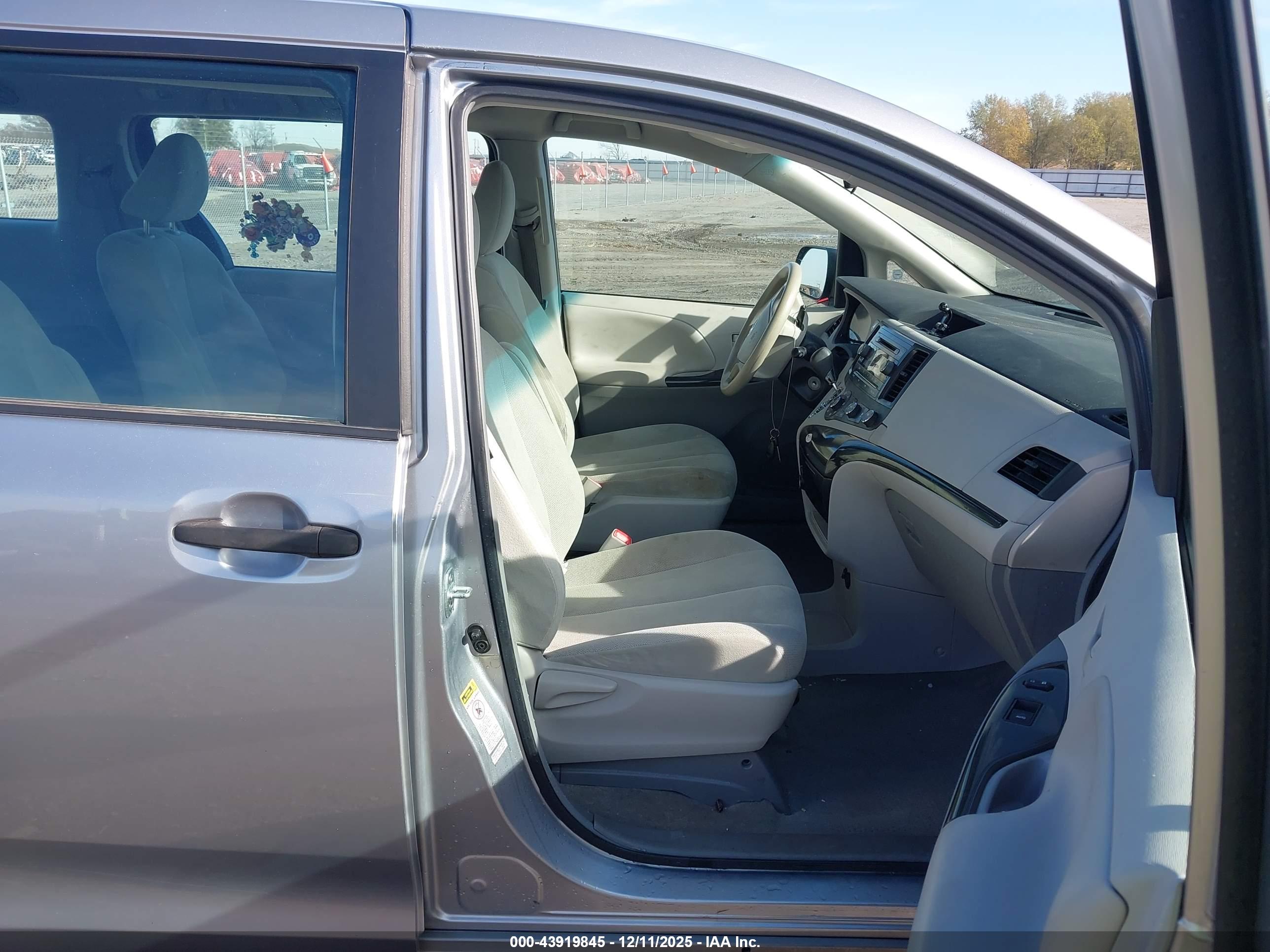 TOYOTA SIENNA image 5