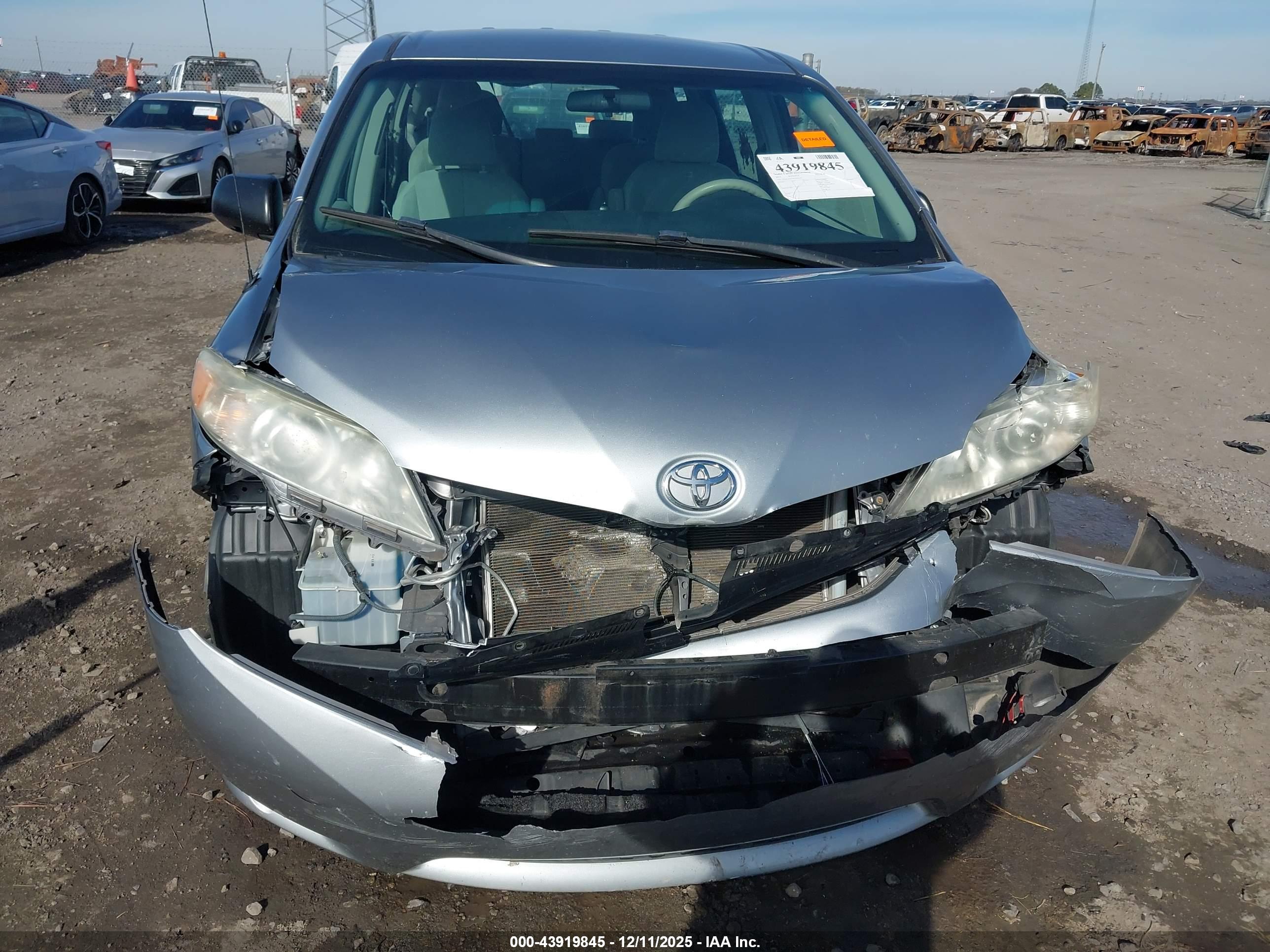 TOYOTA SIENNA image 6