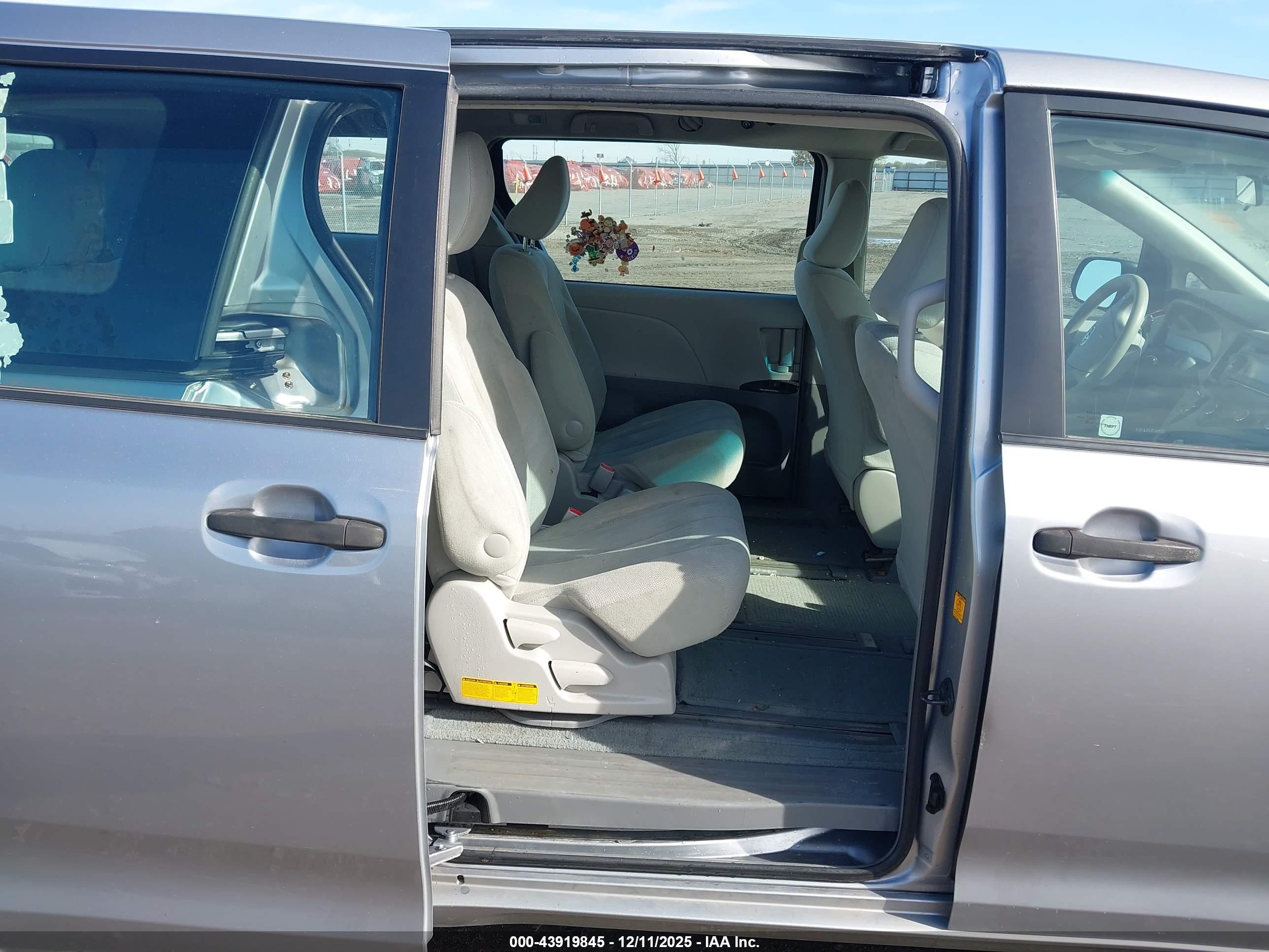 TOYOTA SIENNA image 8