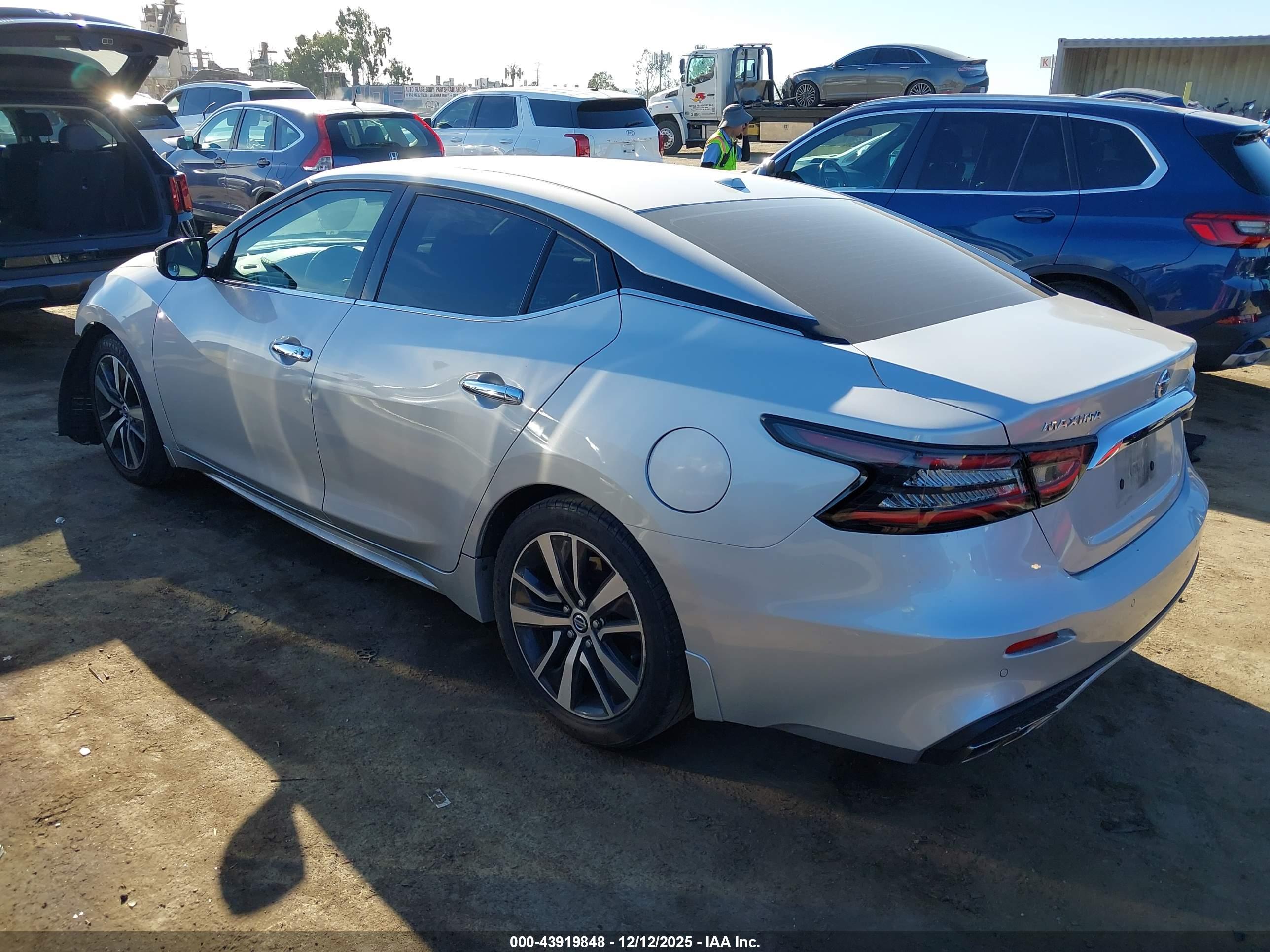 NISSAN MAXIMA image 3