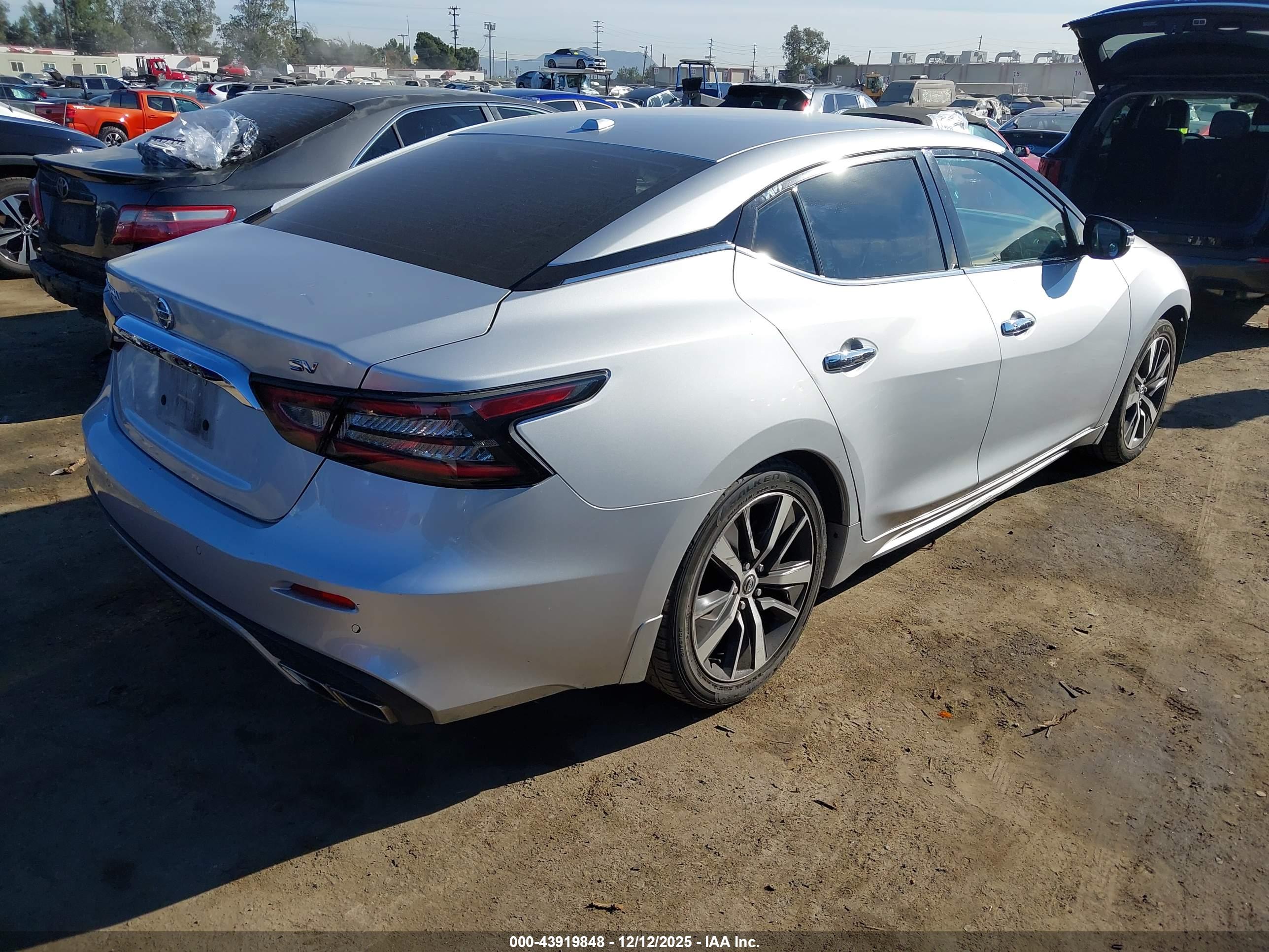 NISSAN MAXIMA image 4