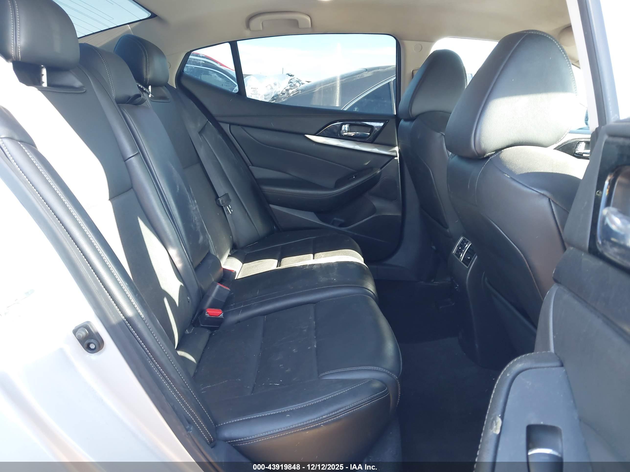 NISSAN MAXIMA image 8