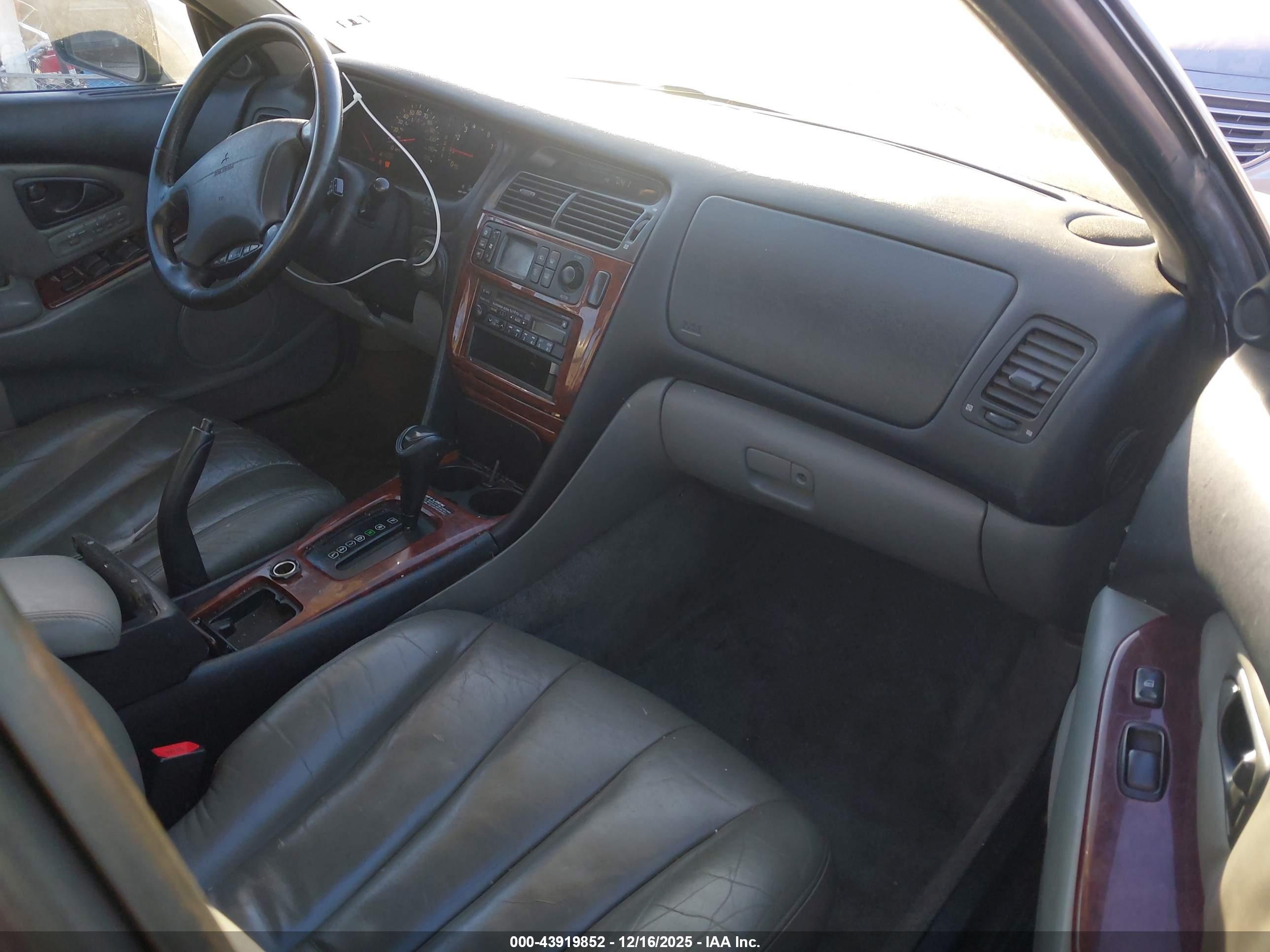 MITSUBISHI DIAMANTE image 5