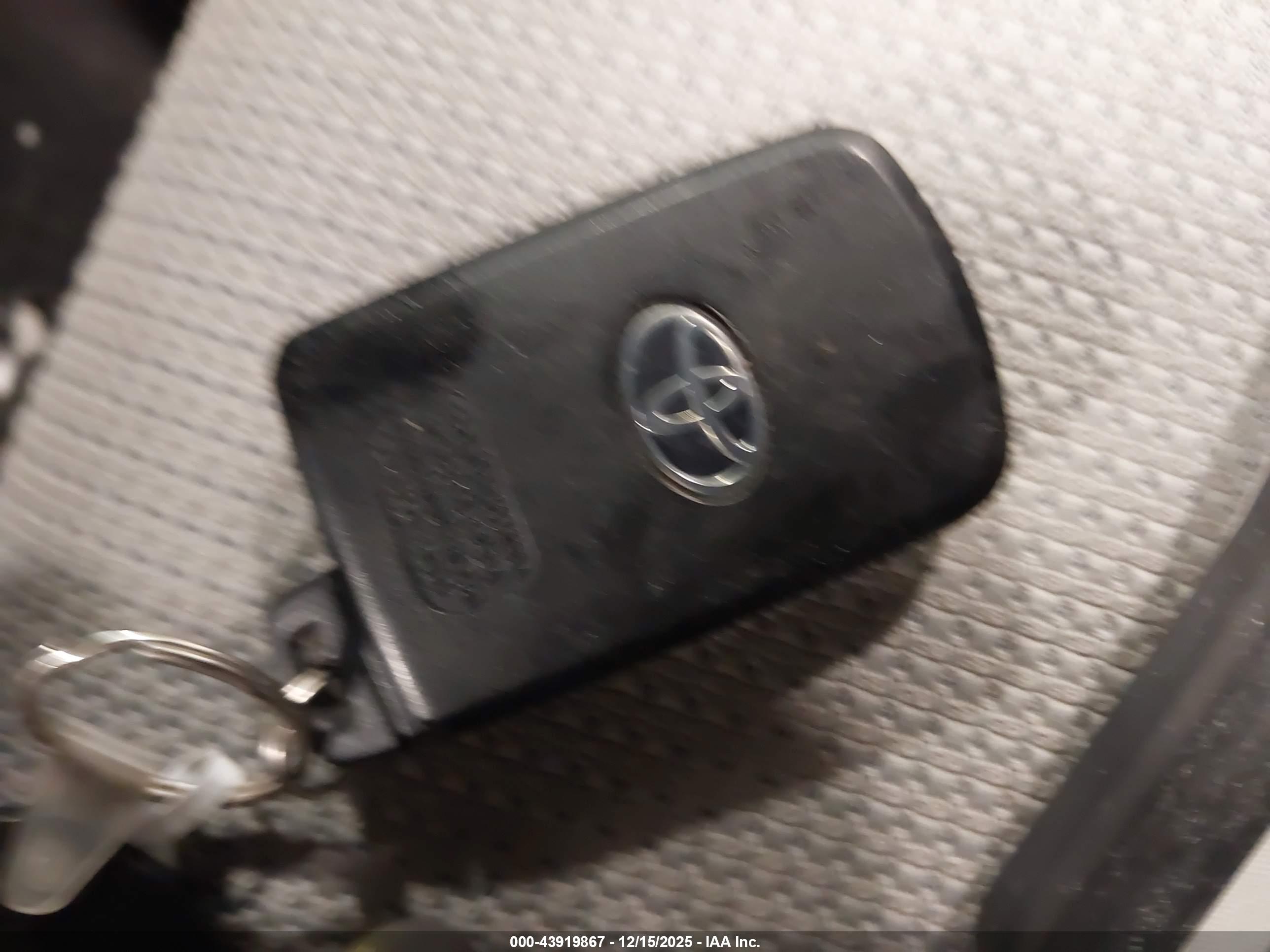 TOYOTA RAV4 image 11