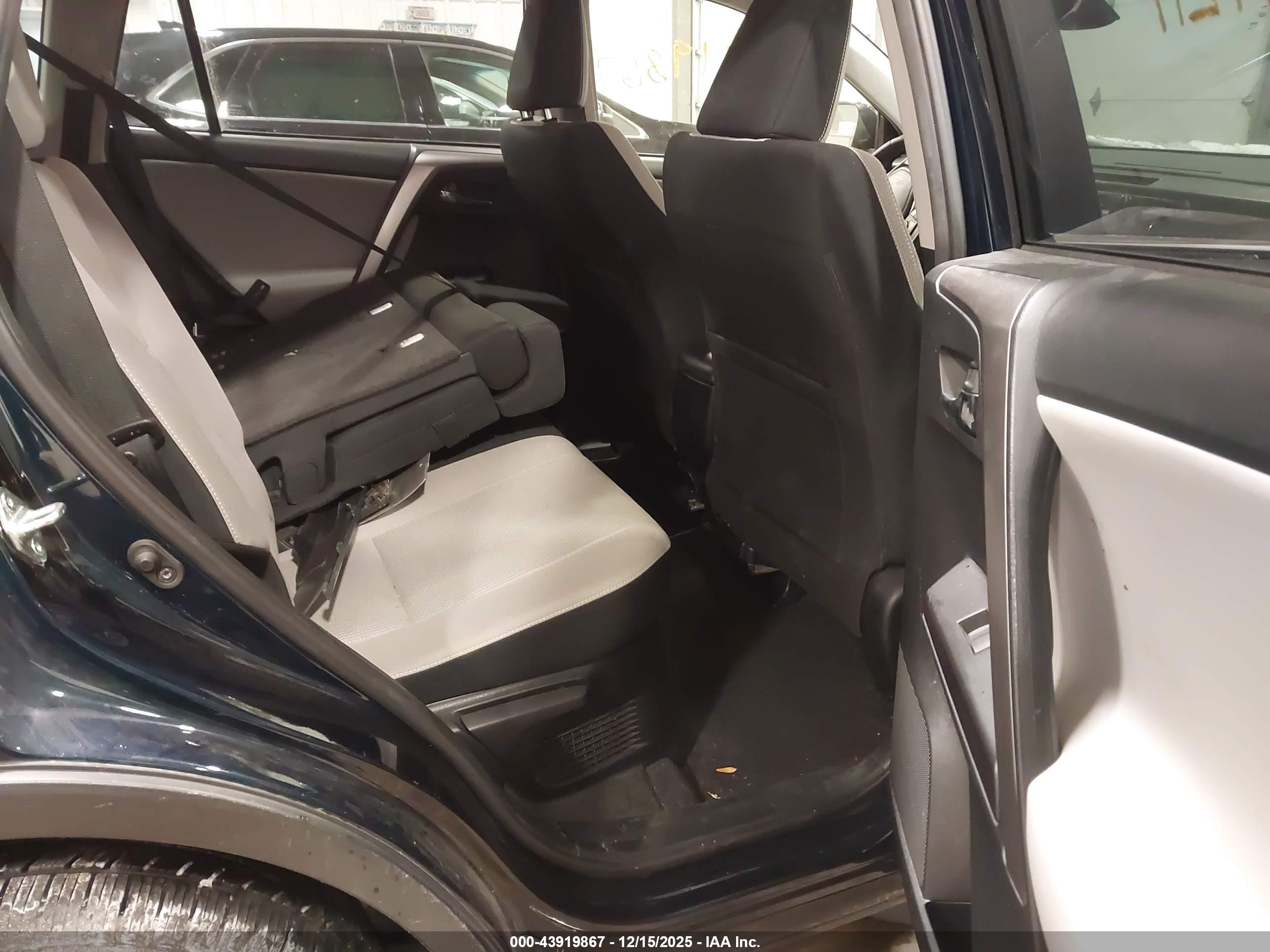 TOYOTA RAV4 image 8