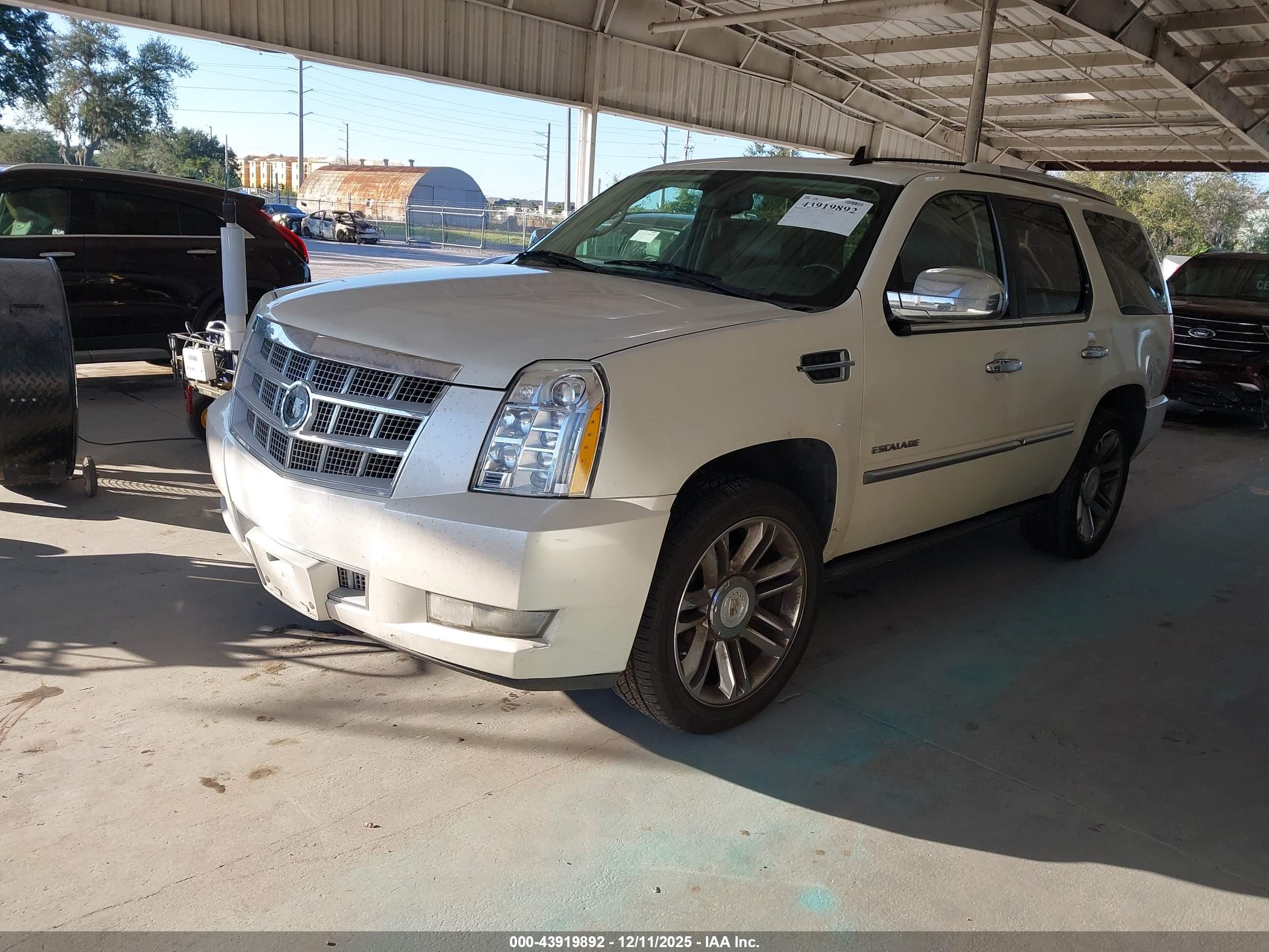 CADILLAC ESCALADE image 2