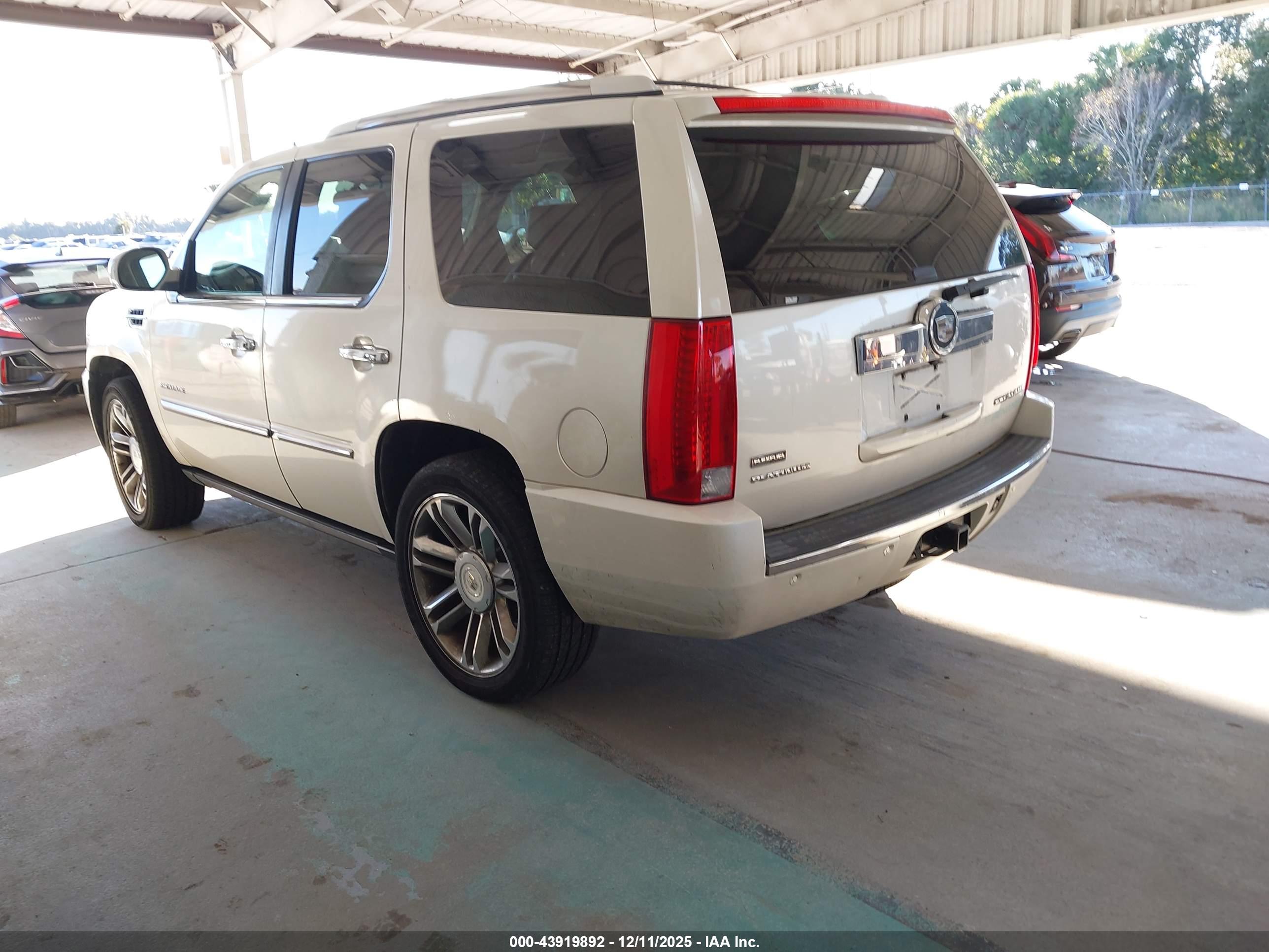 CADILLAC ESCALADE image 3