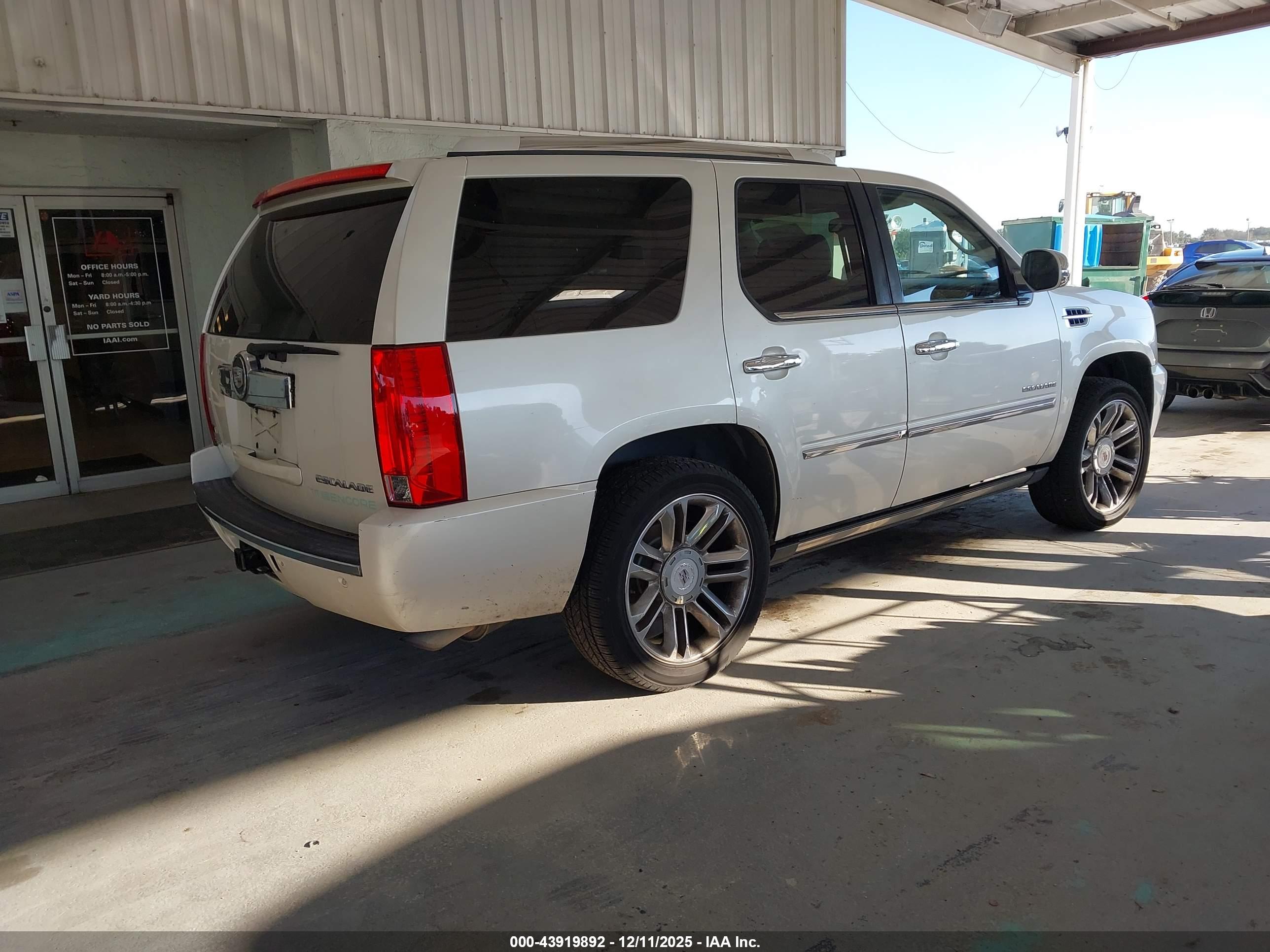 CADILLAC ESCALADE image 4
