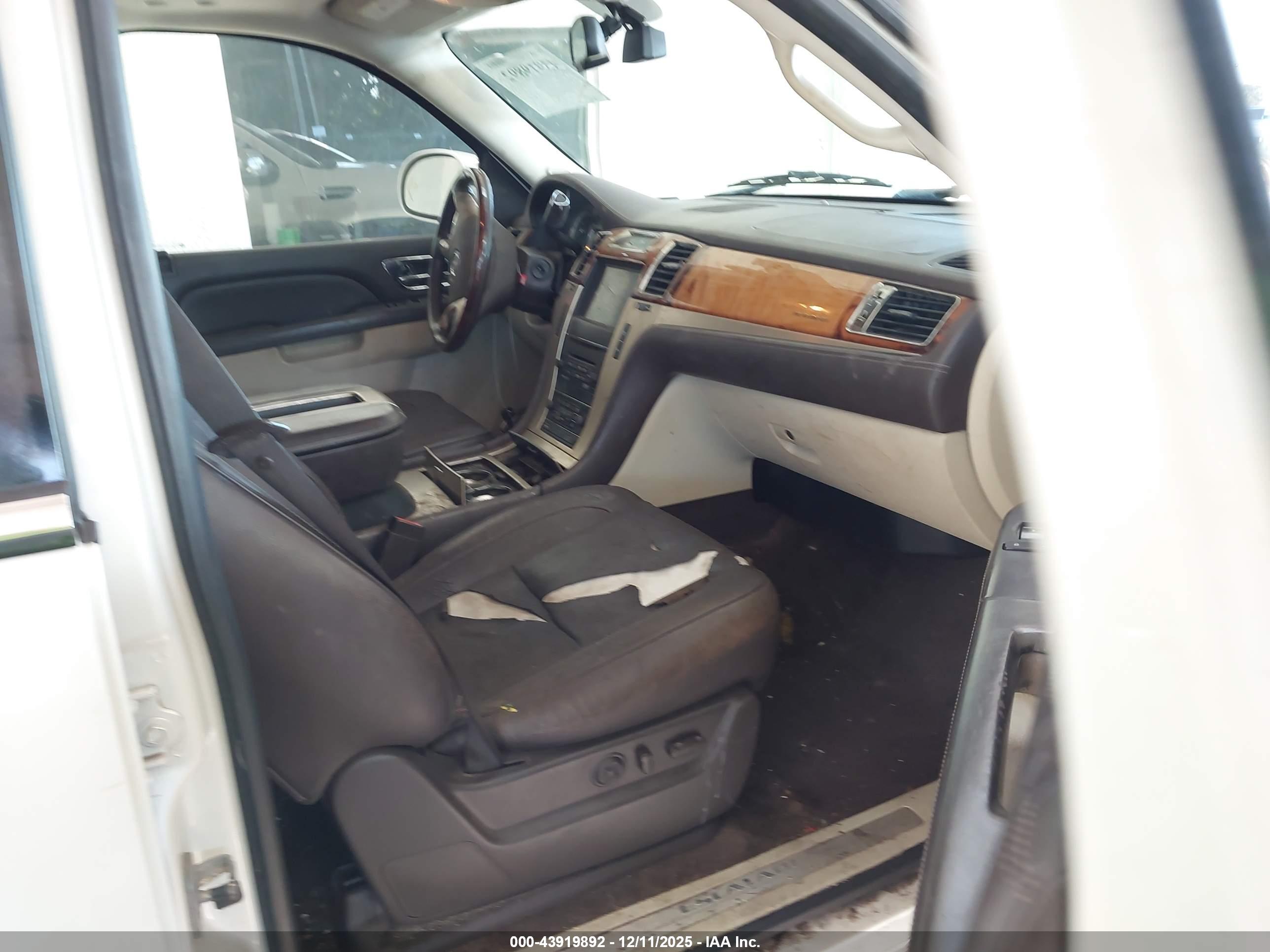 CADILLAC ESCALADE image 5