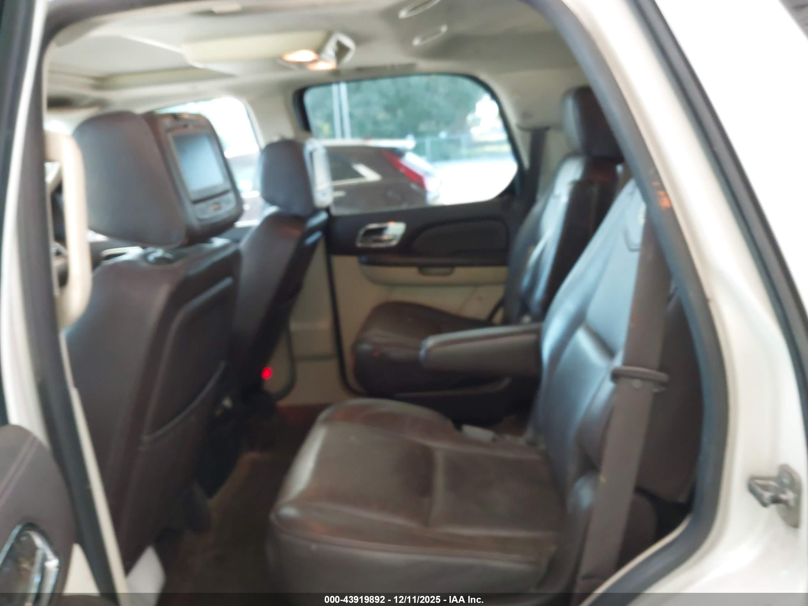 CADILLAC ESCALADE image 8