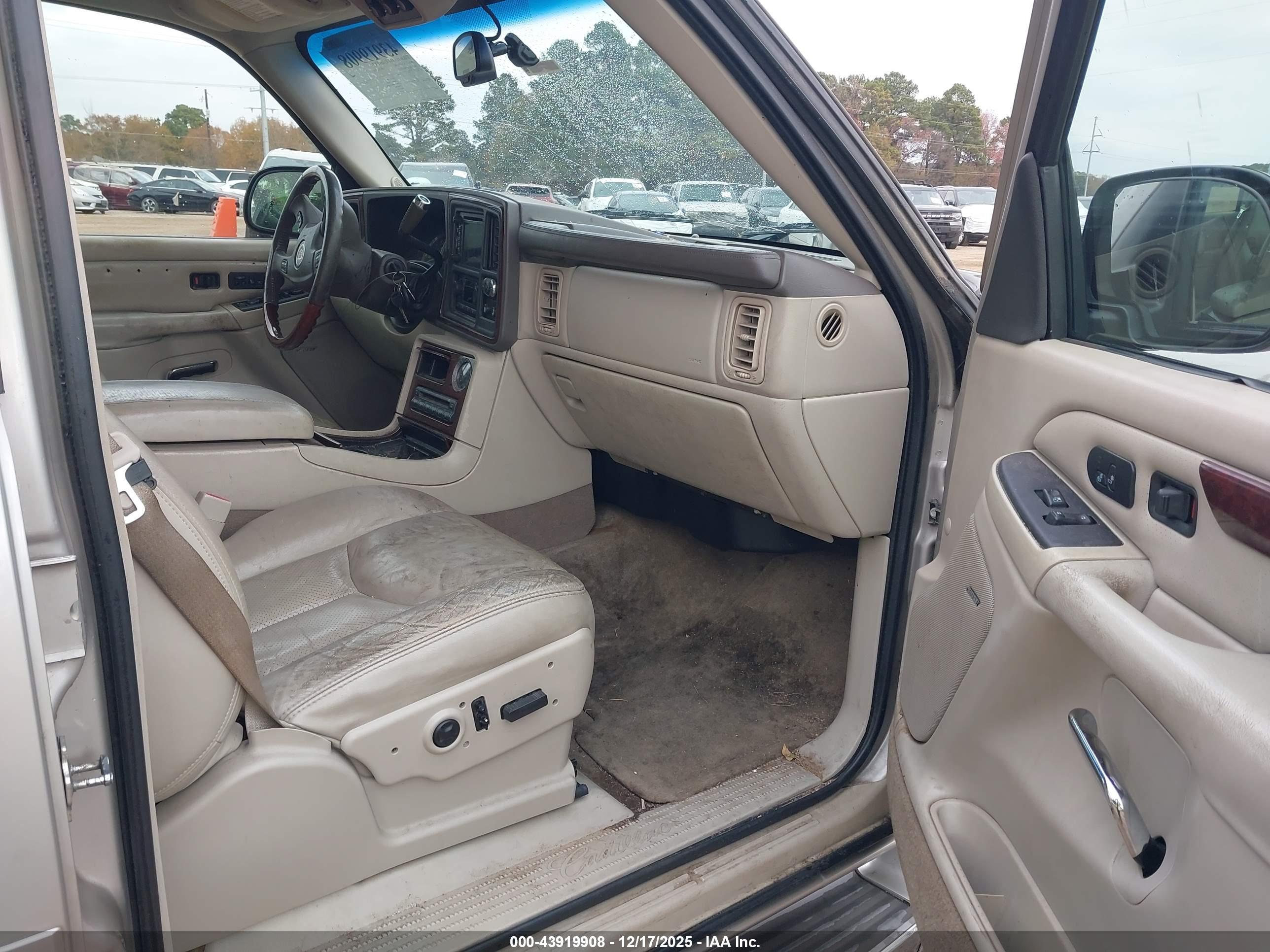 CADILLAC ESCALADE image 5