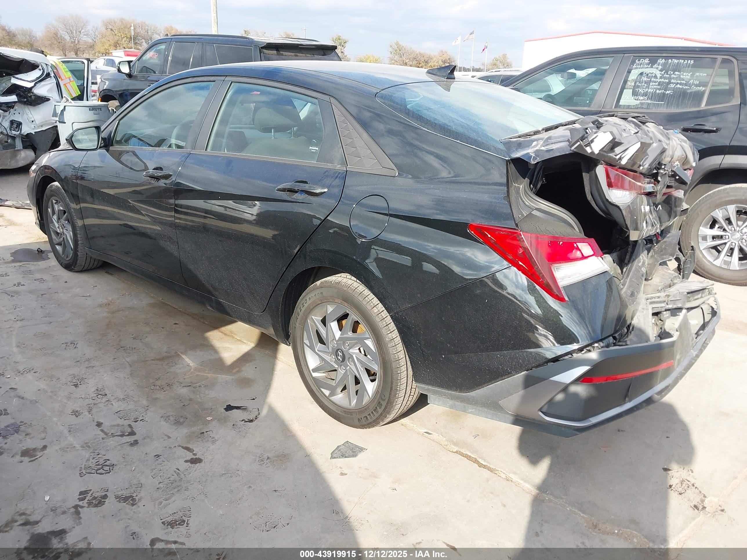 HYUNDAI ELANTRA image 3