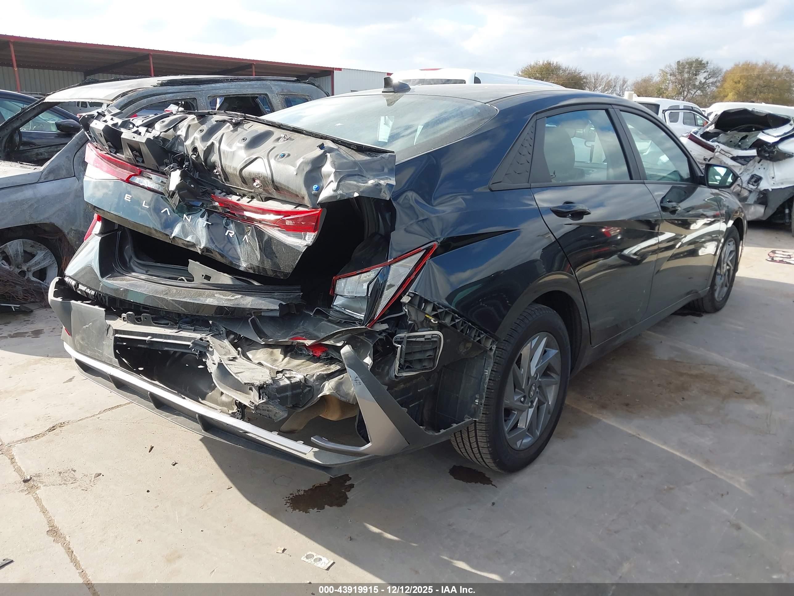 HYUNDAI ELANTRA image 4