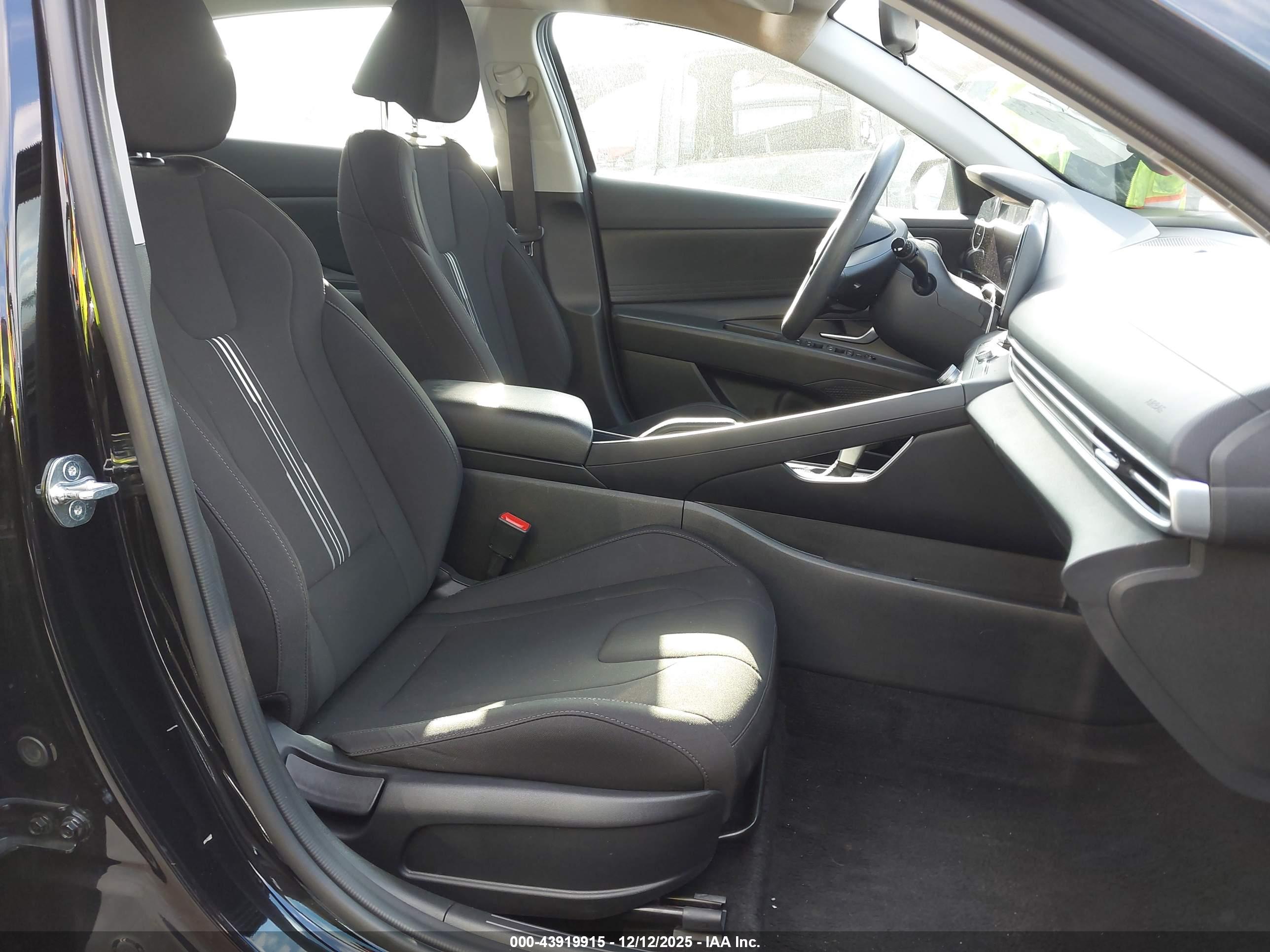 HYUNDAI ELANTRA image 5